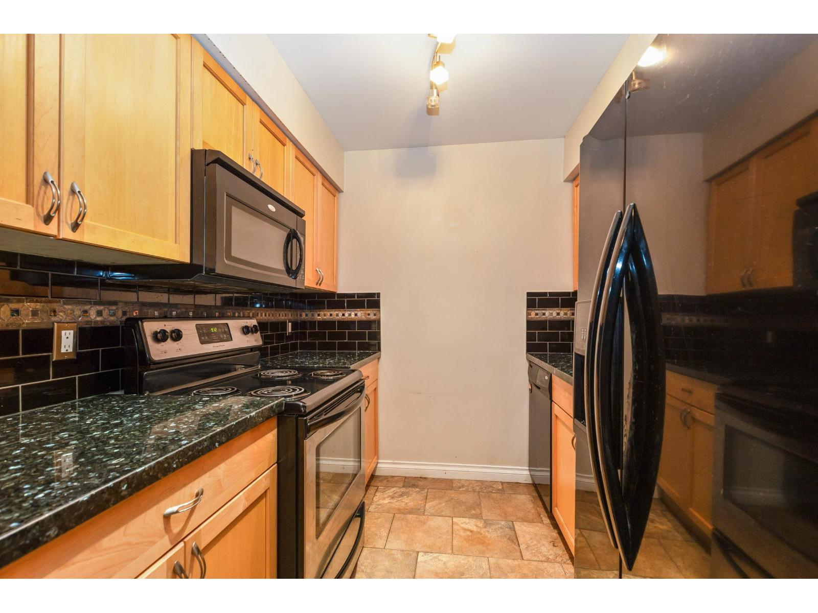 212 17661 58a Avenue, Surrey, British Columbia  V3S 1N4 - Photo 2 - R3098016