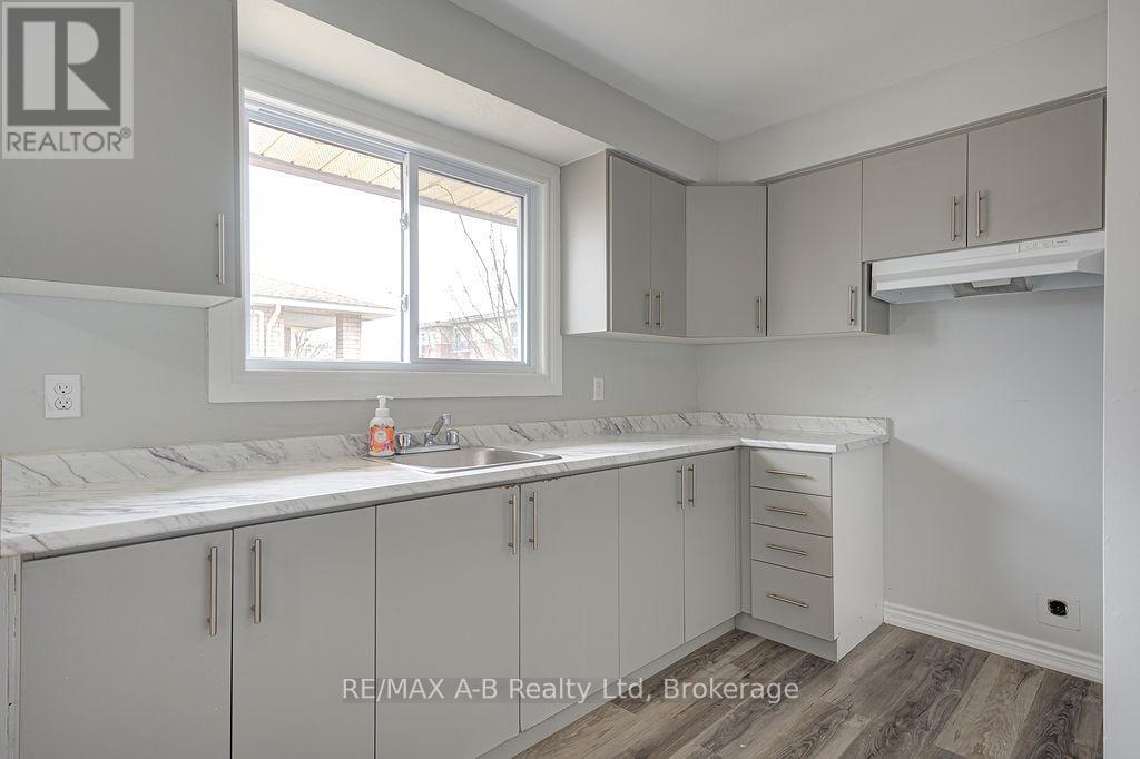 32 Oxford Street, Stratford, Ontario  N5A 3P5 - Photo 7 - X12730454