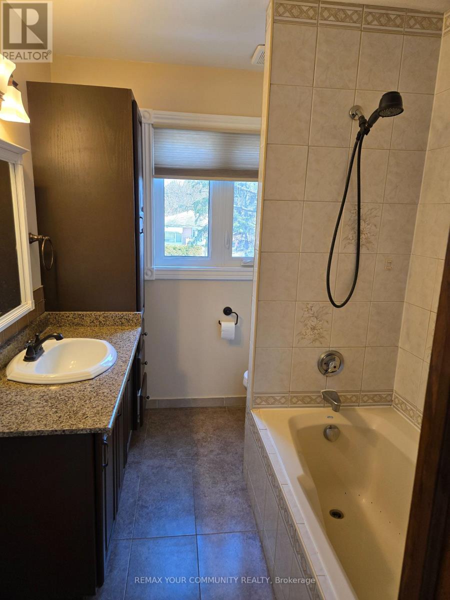 Main Floor - 18 Collins Crescent, Aurora, Ontario  L4G 2W2 - Photo 14 - N12752306