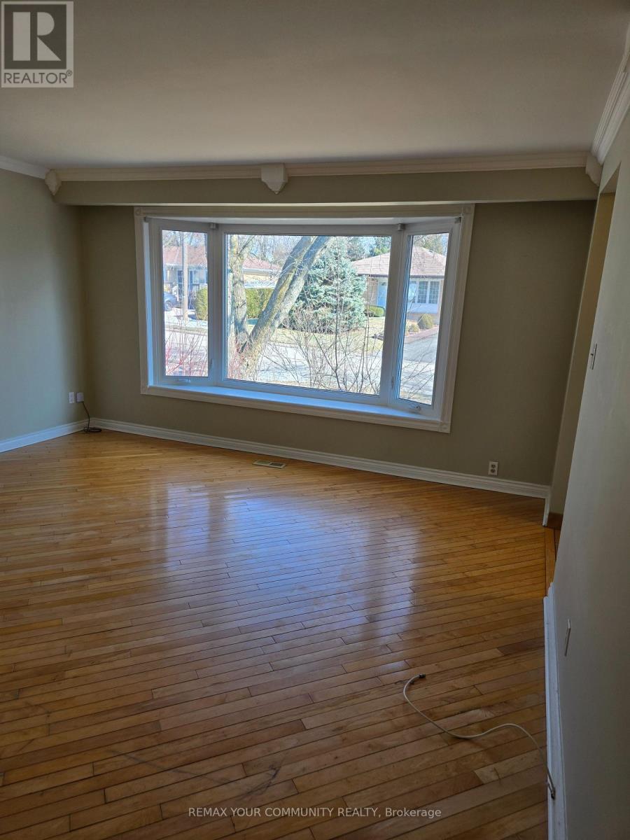 Main Floor - 18 Collins Crescent, Aurora, Ontario  L4G 2W2 - Photo 2 - N12752306