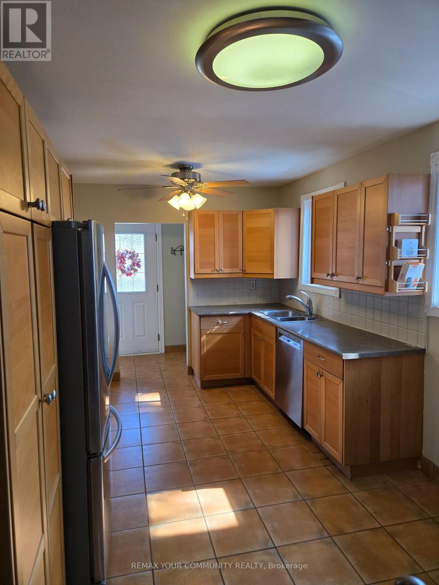 Main Floor - 18 Collins Crescent, Aurora, Ontario  L4G 2W2 - Photo 5 - N12752306