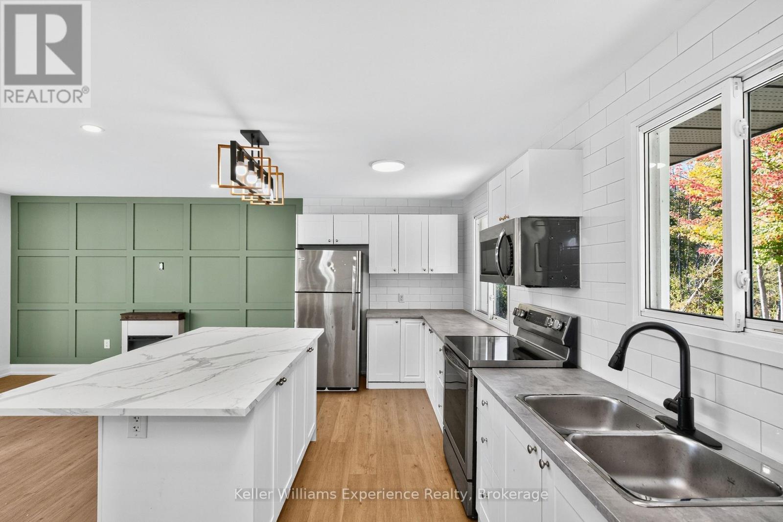 556 Champlain Road, Tiny, Ontario  L9M 0C2 - Photo 9 - S12870566