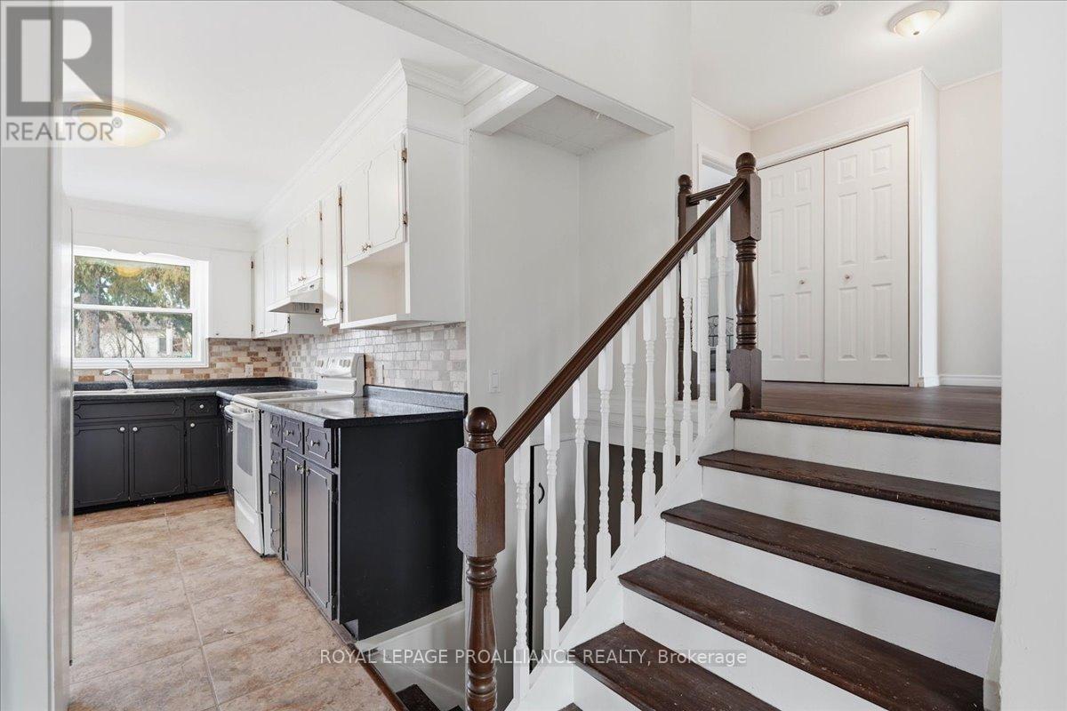 24 Gilbert Street, Belleville, Ontario  K8P 3H2 - Photo 11 - X12870368