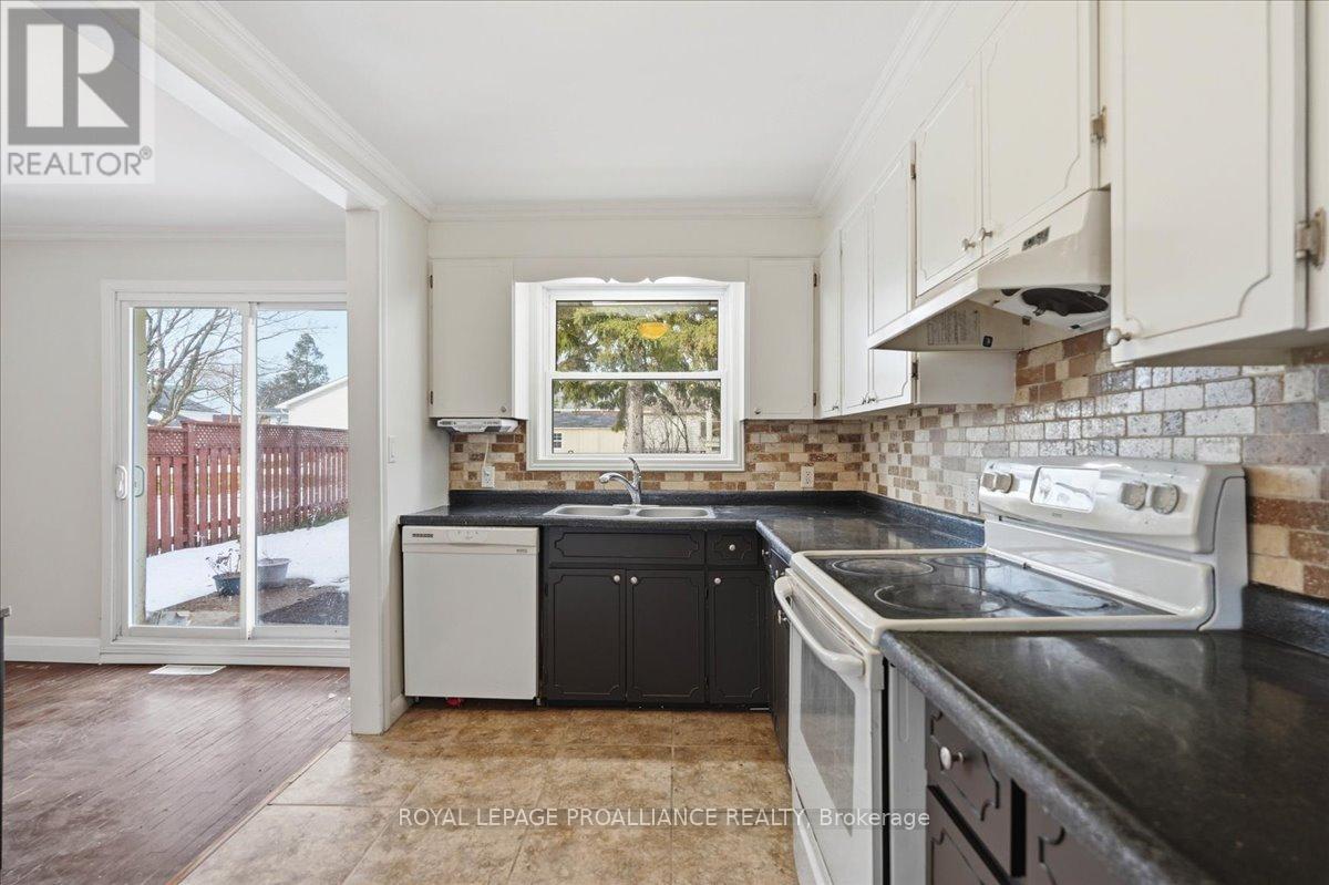 24 Gilbert Street, Belleville, Ontario  K8P 3H2 - Photo 2 - X12870368