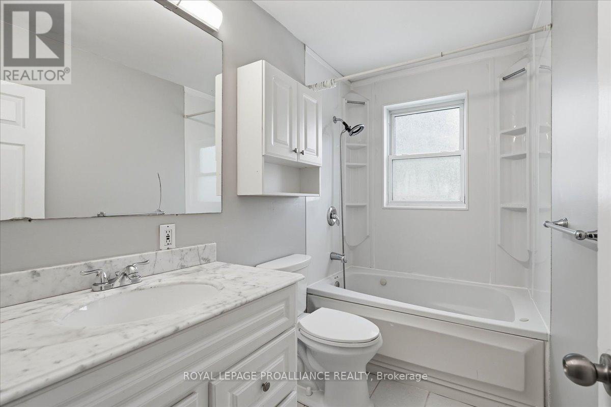 24 Gilbert Street, Belleville, Ontario  K8P 3H2 - Photo 20 - X12870368