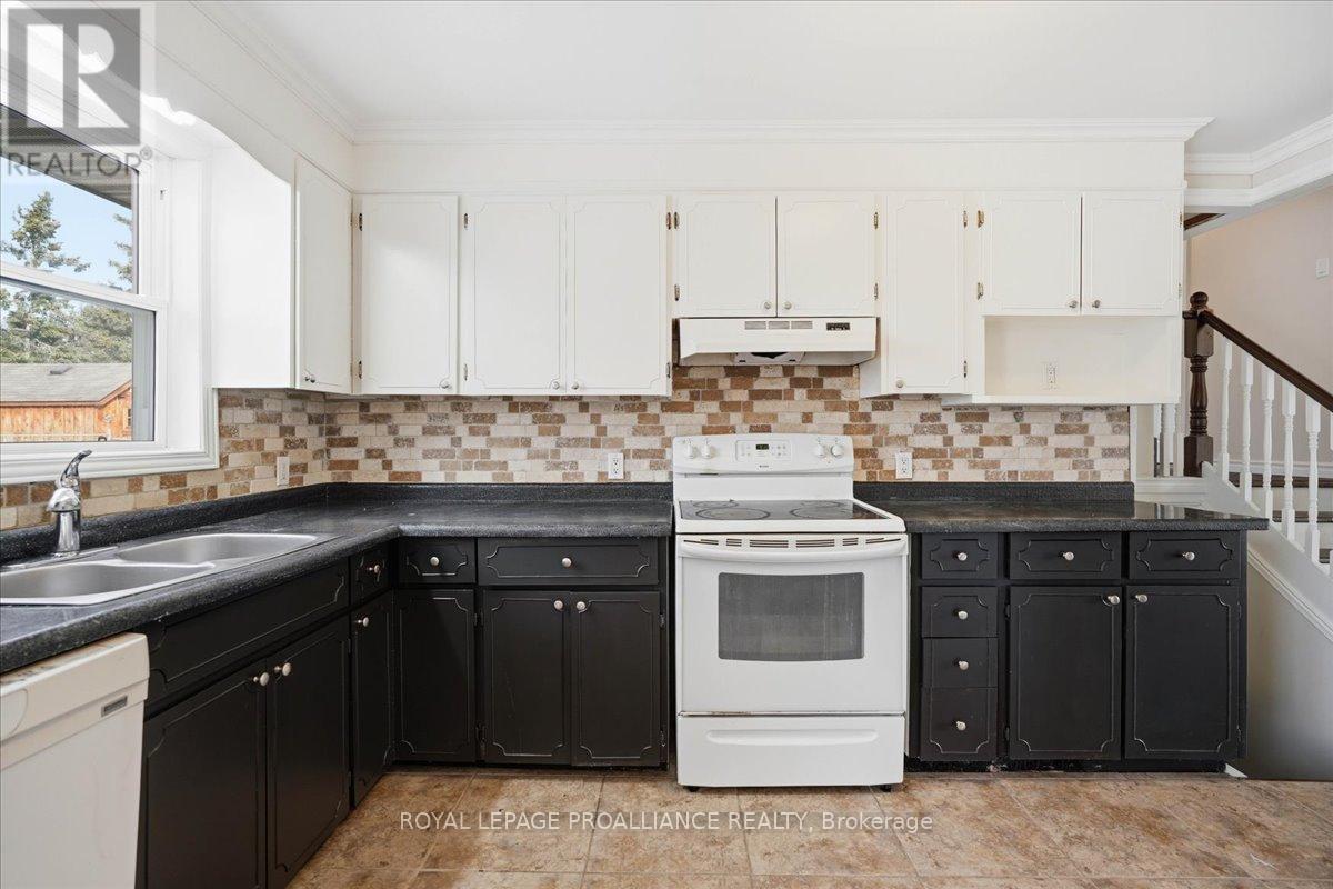 24 Gilbert Street, Belleville, Ontario  K8P 3H2 - Photo 3 - X12870368