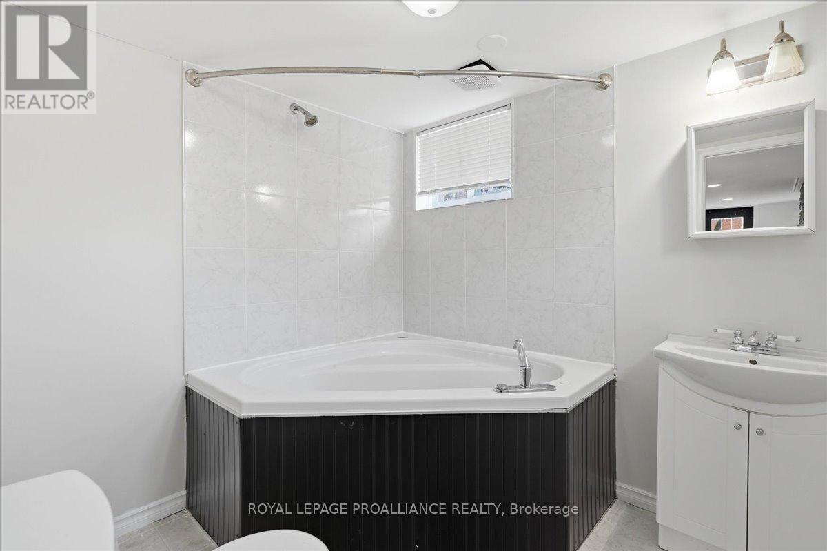 24 Gilbert Street, Belleville, Ontario  K8P 3H2 - Photo 32 - X12870368