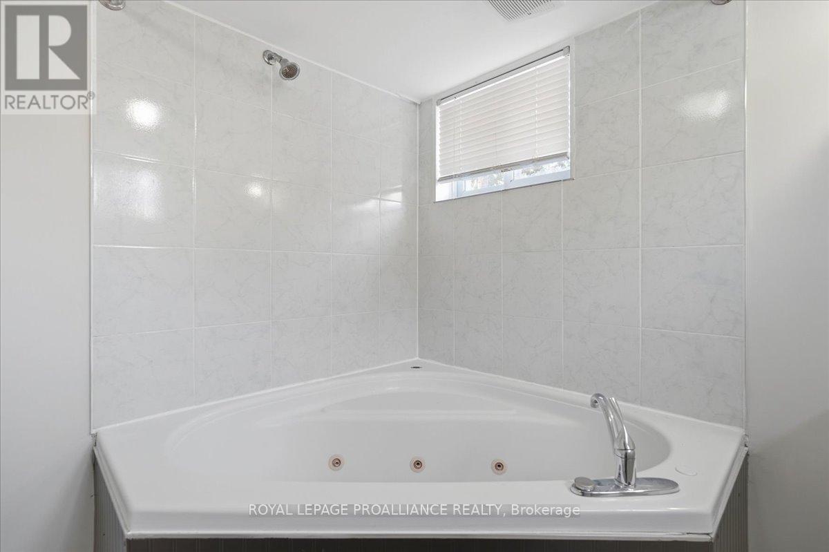 24 Gilbert Street, Belleville, Ontario  K8P 3H2 - Photo 33 - X12870368