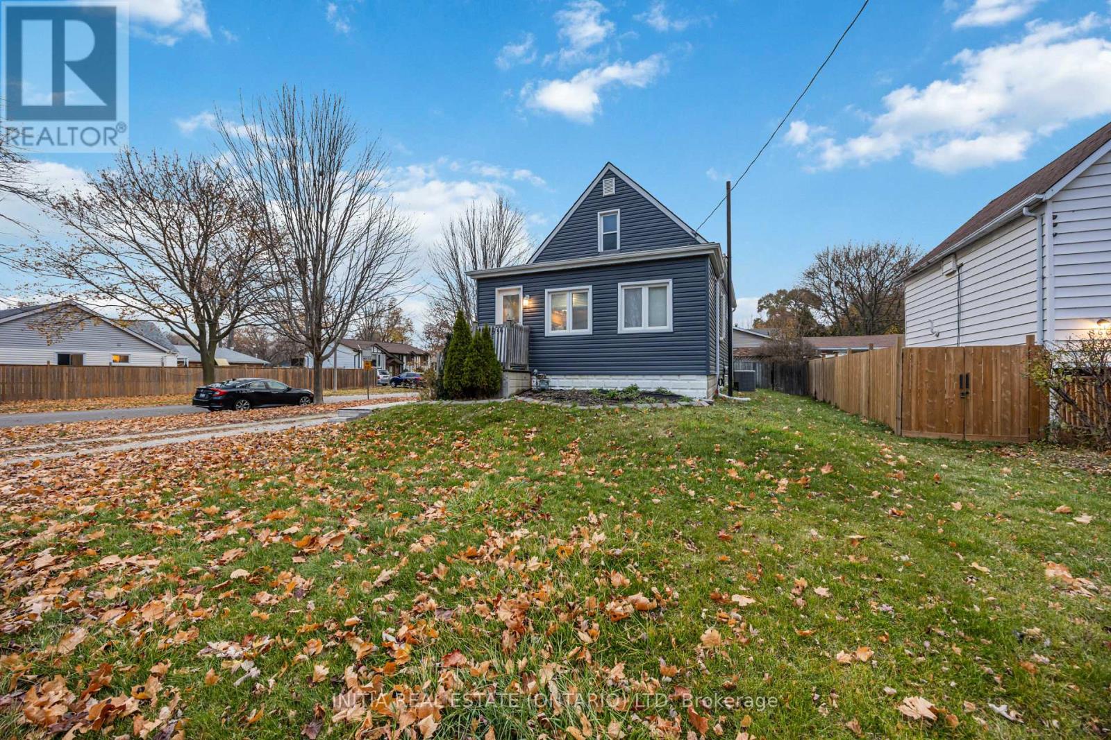 856 Devine Street, Sarnia, Ontario  N7T 1X5 - Photo 2 - X12870410