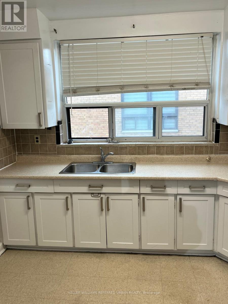 5 - 3 Meadowbrook Road, Toronto (Englemount-Lawrence), Ontario  M6B 2S3 - Photo 9 - C12870606