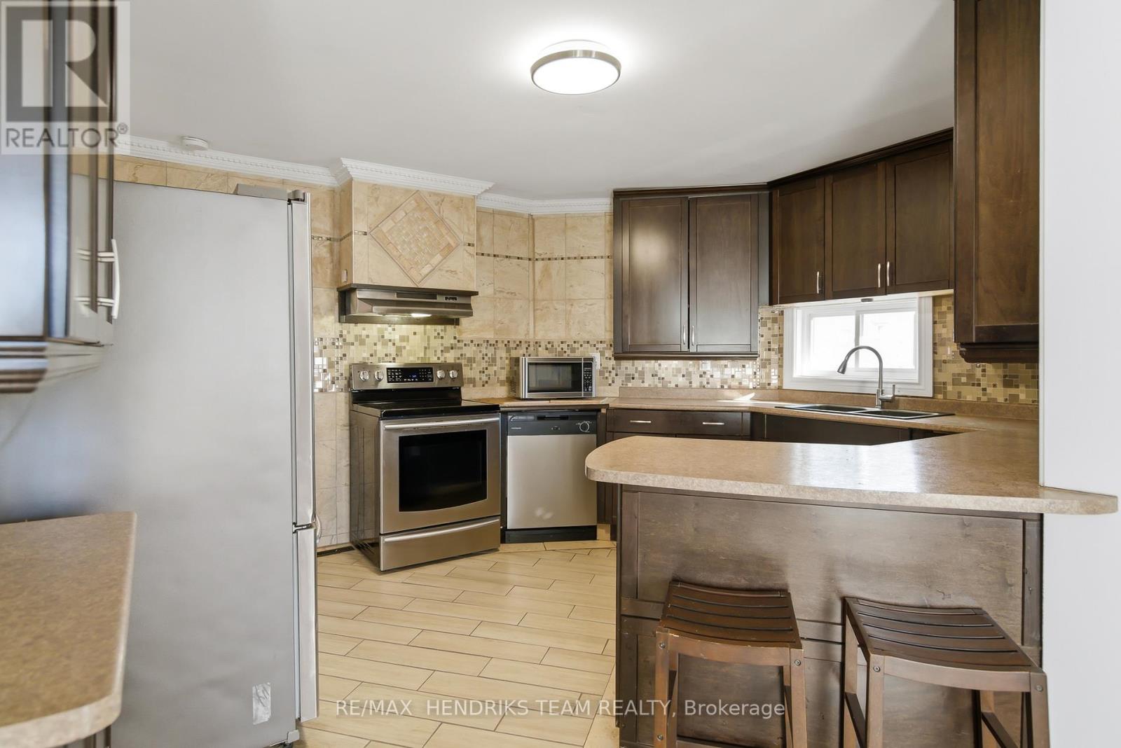 7 Elmwood Avenue, St. Catharines (E. Chester), Ontario  L2R 2T5 - Photo 6 - X12870388