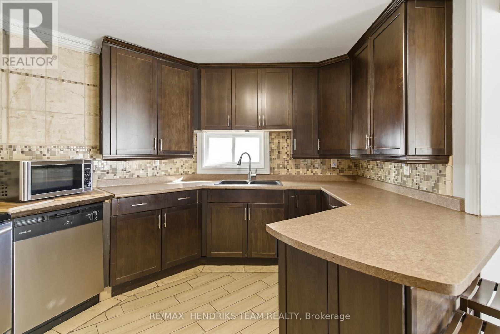 7 Elmwood Avenue, St. Catharines (E. Chester), Ontario  L2R 2T5 - Photo 7 - X12870388