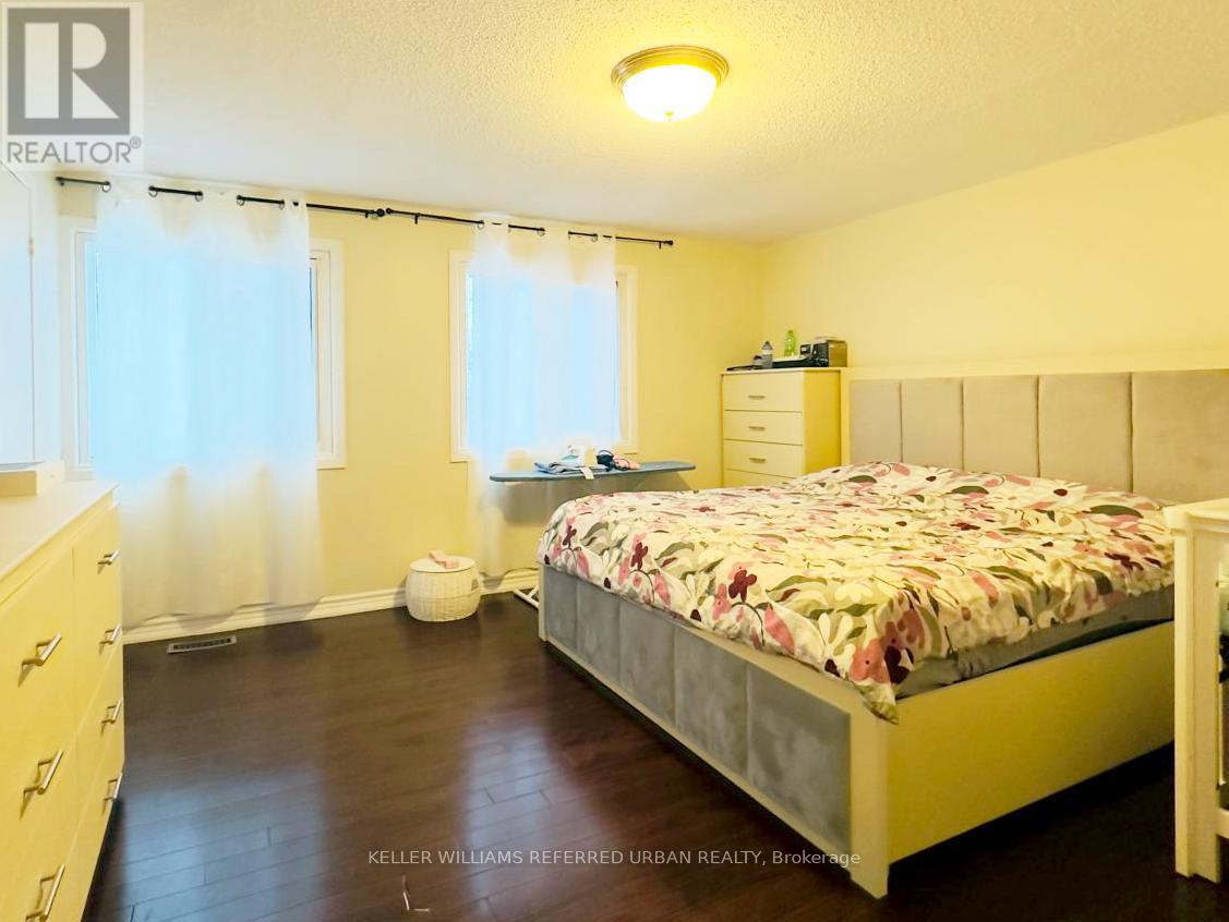 4 New Seabury Drive, Vaughan (Glen Shields), Ontario  L4K 2B8 - Photo 5 - N12870446