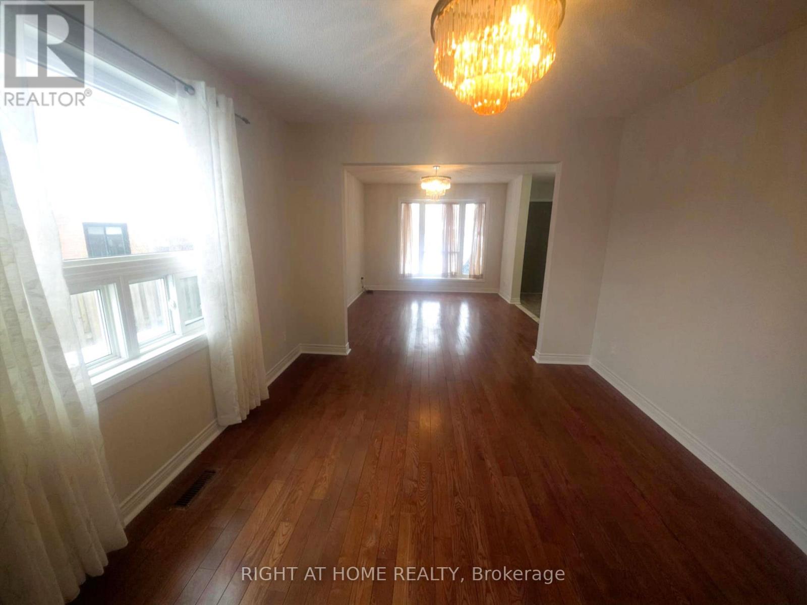 13 Spring Street, Whitchurch-Stouffville (Stouffville), Ontario  L4A 7X1 - Photo 7 - N12870520