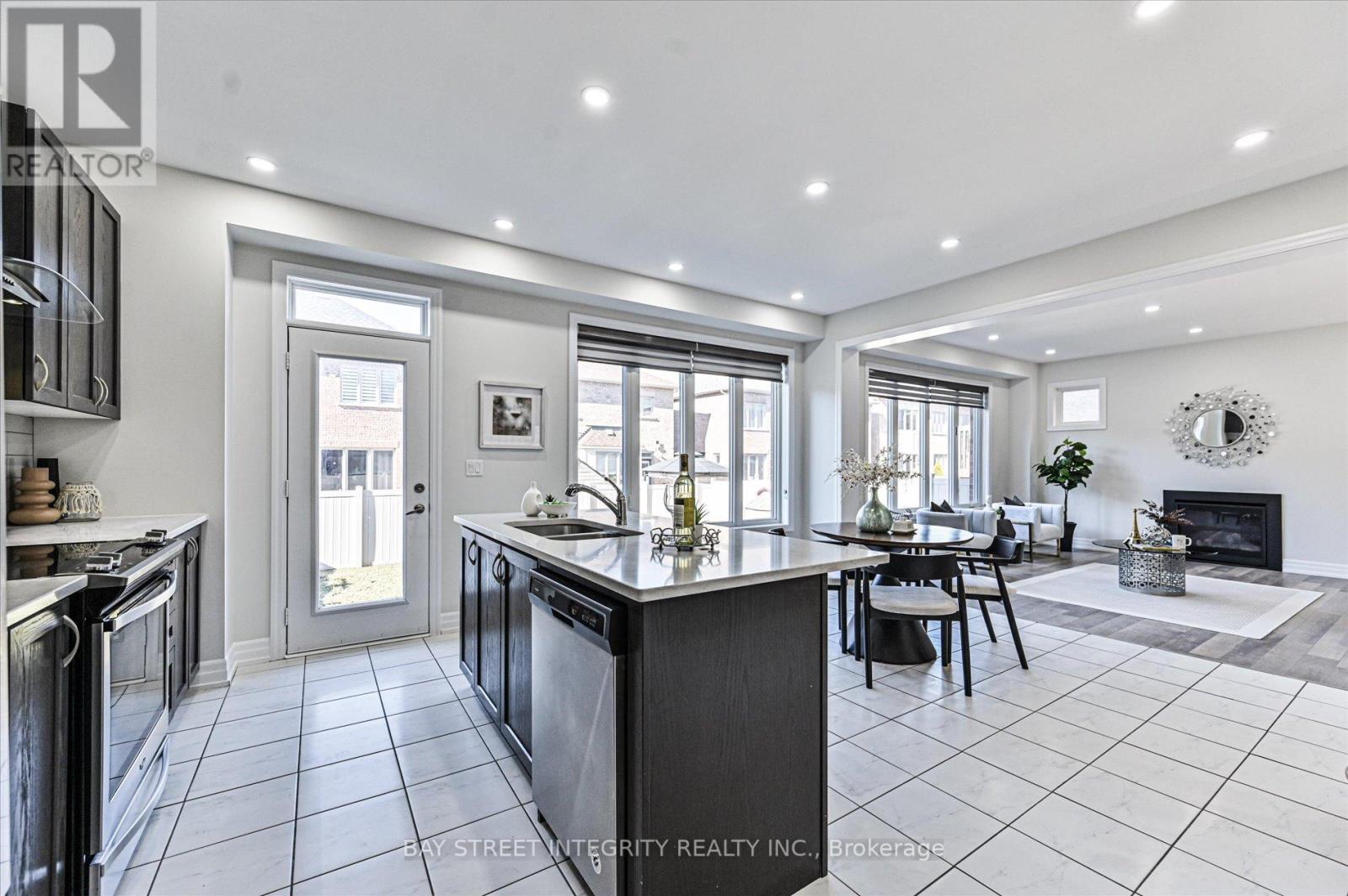 6 Red Rose Lane, East Gwillimbury (Holland Landing), Ontario  L9N 0V1 - Photo 13 - N12870546