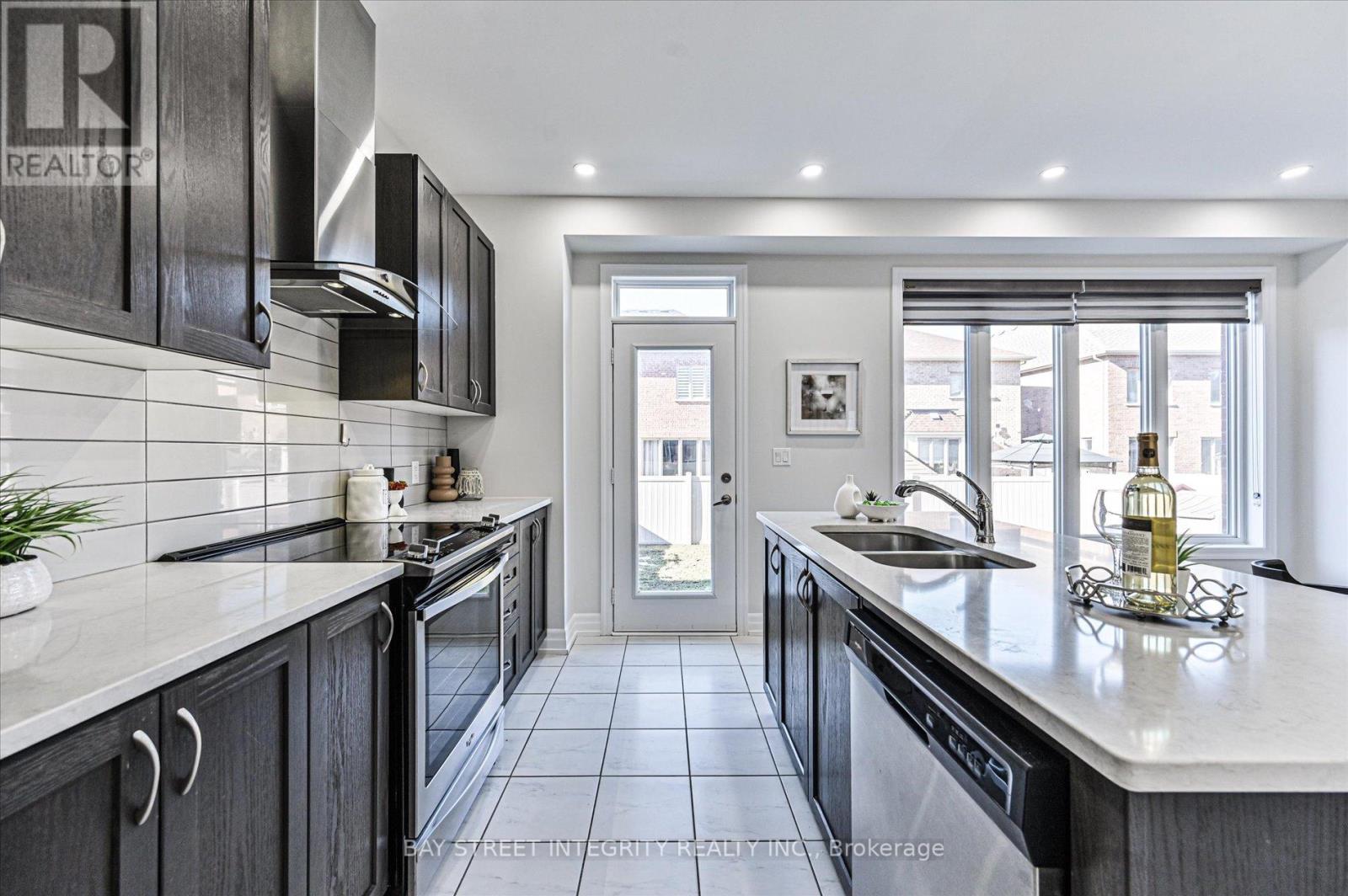 6 Red Rose Lane, East Gwillimbury (Holland Landing), Ontario  L9N 0V1 - Photo 15 - N12870546