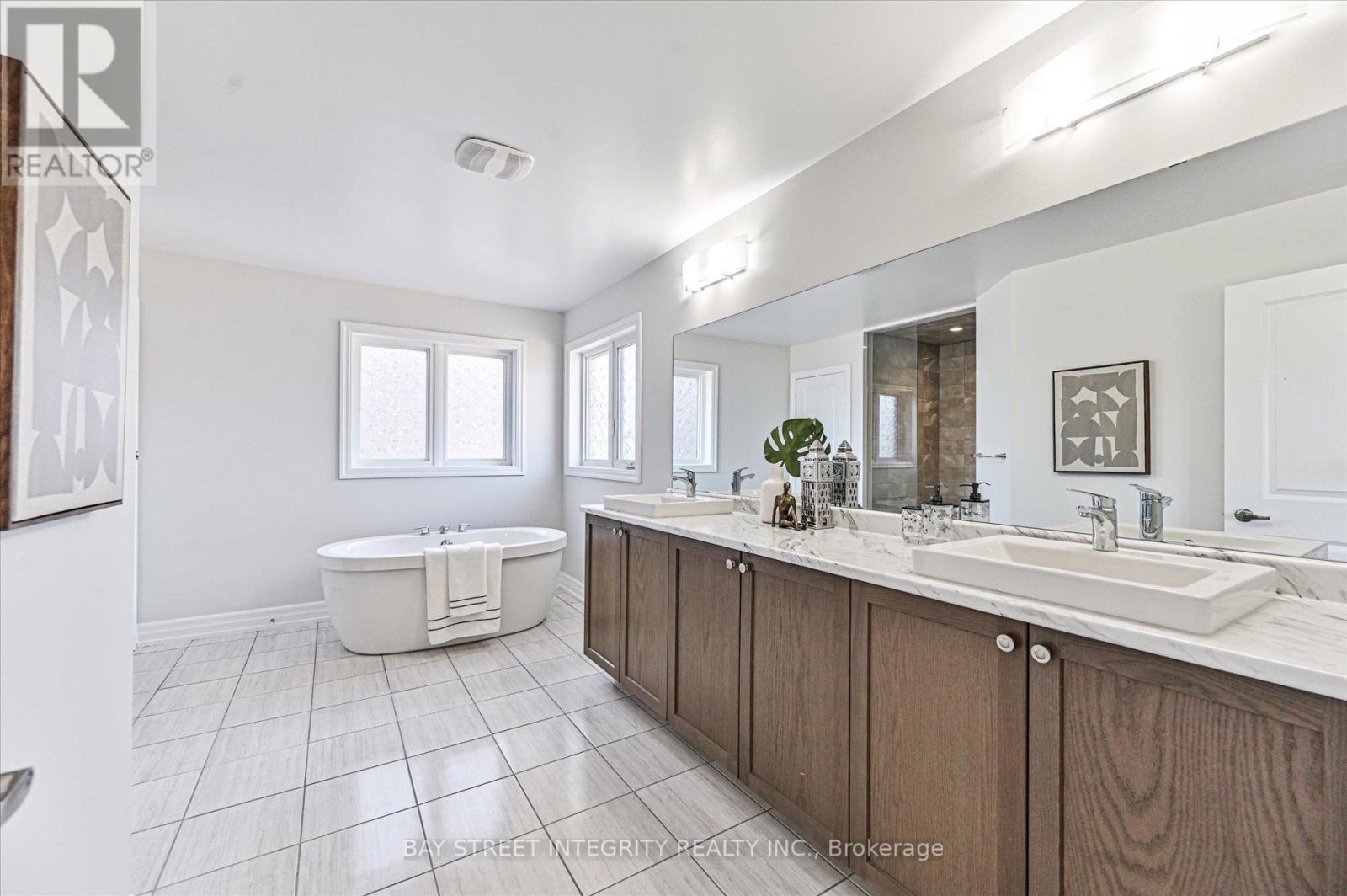 6 Red Rose Lane, East Gwillimbury (Holland Landing), Ontario  L9N 0V1 - Photo 34 - N12870546