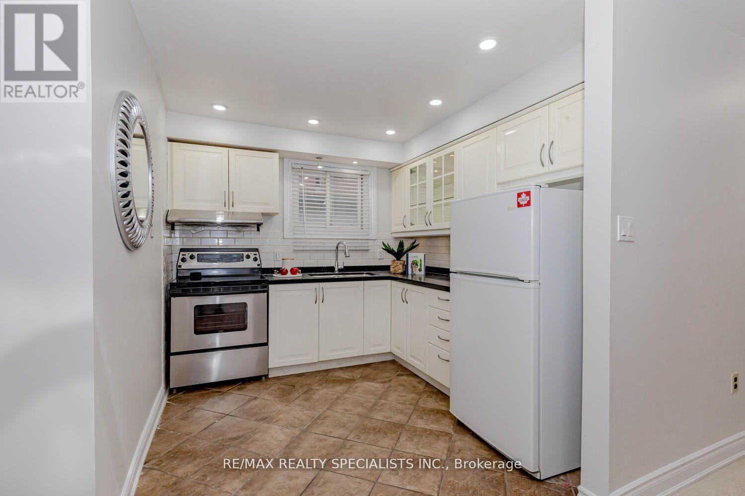 39 Seaborn Road, Brampton, Ontario  L6V 2B8 - Photo 3 - W12870464