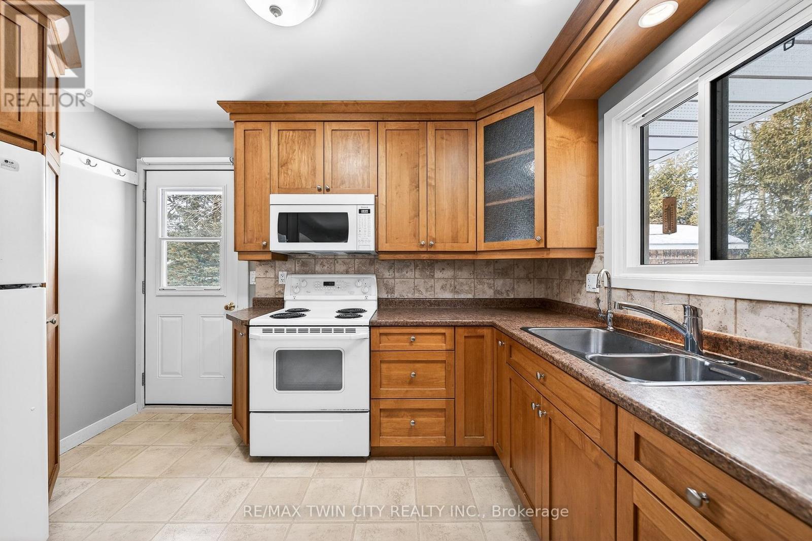 1297 Queens Bush Road, Wellesley, Ontario  N0B 2T0 - Photo 11 - X12870470