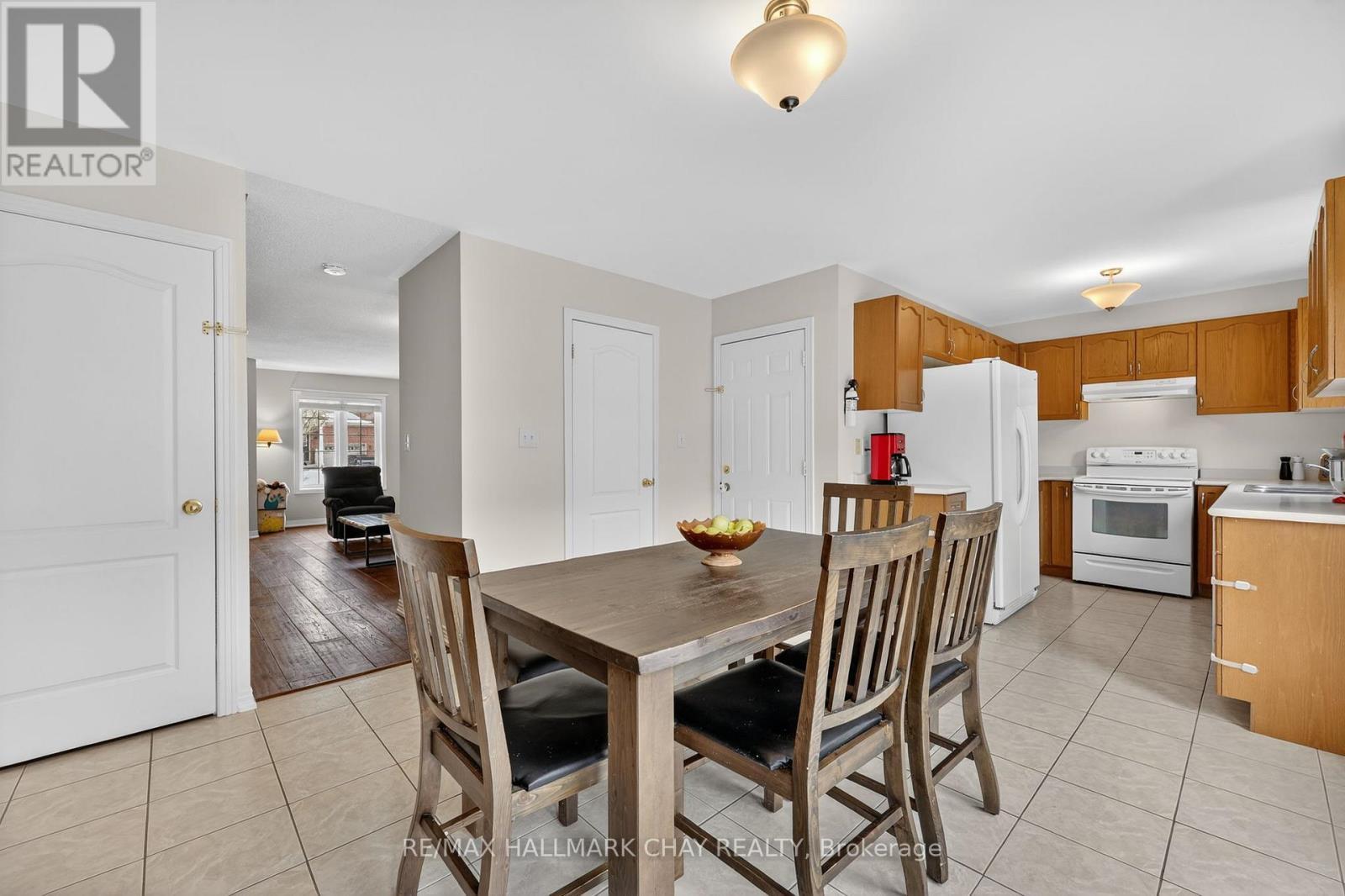 83 Beare Trail, Newmarket, Ontario  L3X 3B3 - Photo 7 - N12868088