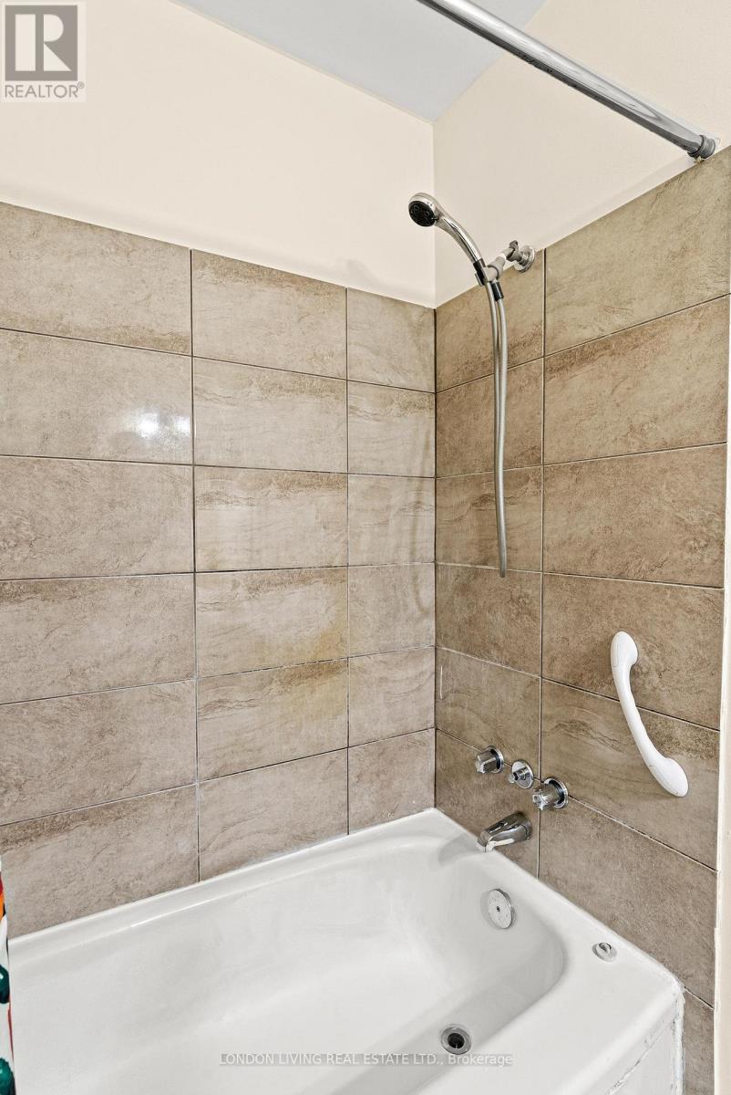 20 Edgemere Crescent, London South, Ontario  N5Z 4M5 - Photo 12 - X12870712