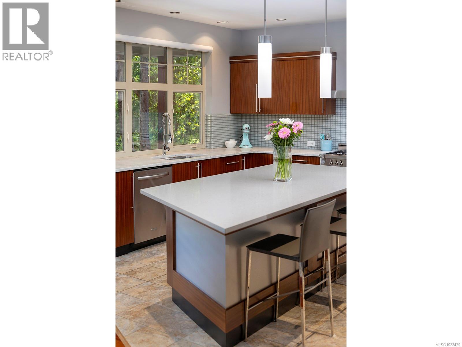 1267 Oceanwood Lane, Saanich, British Columbia  V8X 0A4 - Photo 9 - 1028479