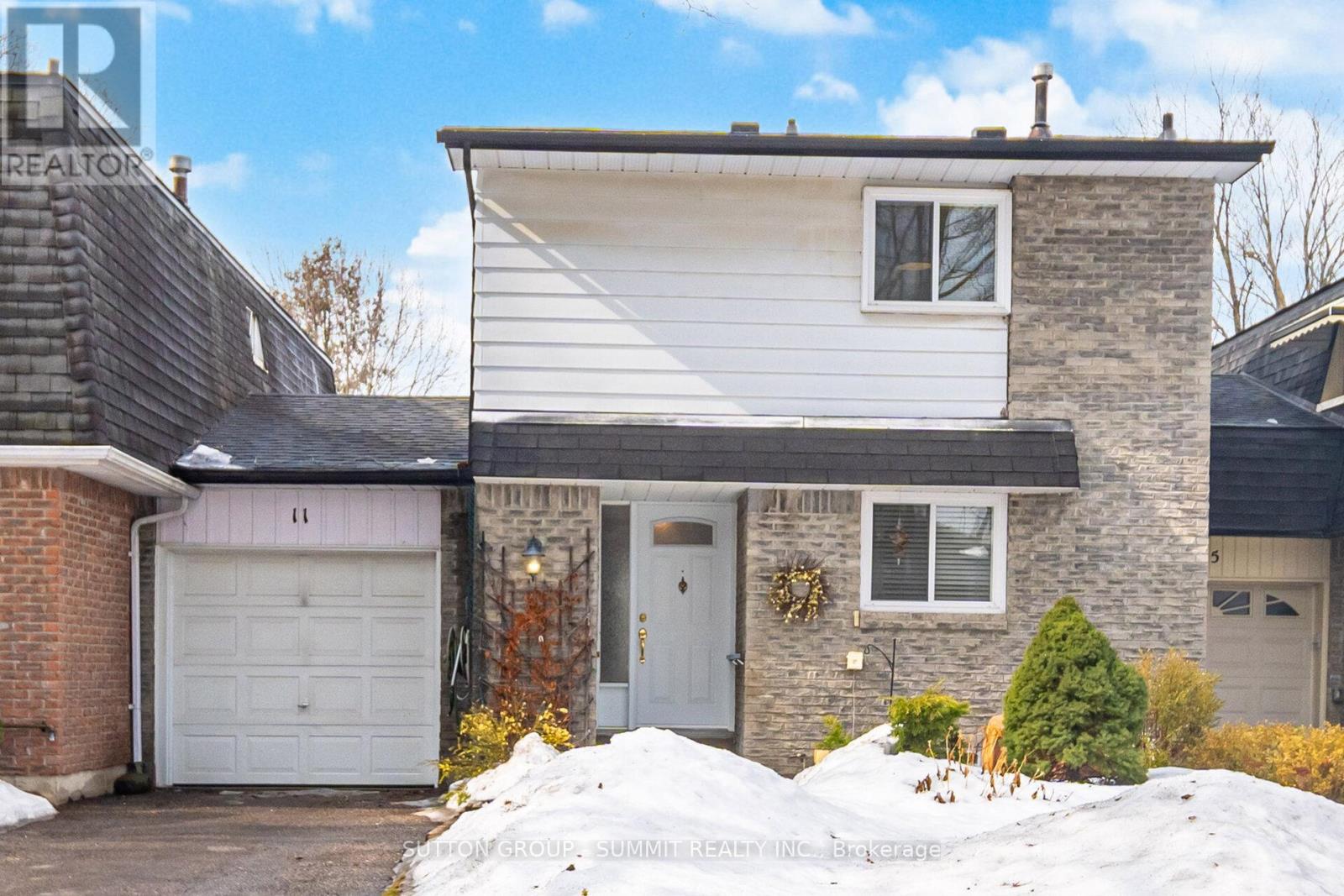 11 ST ANDREW'S COURT, Aurora, Ontario