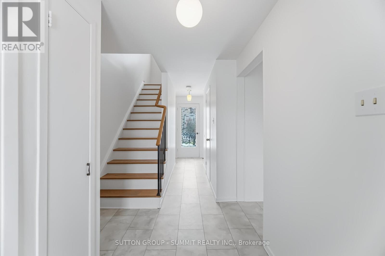 11 St Andrew's Court, Aurora, Ontario  L4G 3B2 - Photo 4 - N12870802