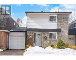 11 ST ANDREW'S COURT, Aurora, Ontario
