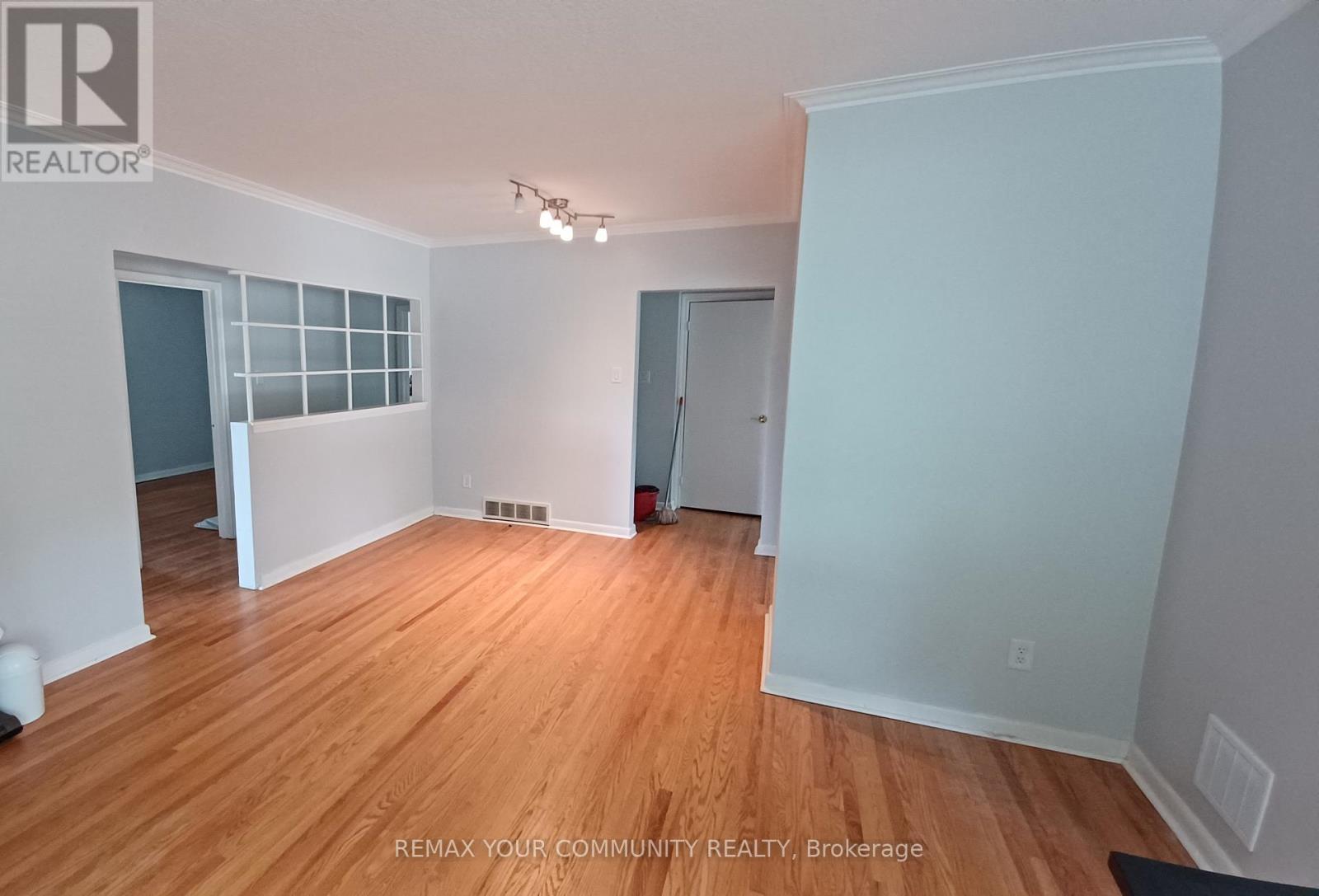 72 Lloyd Manor Road, Toronto, Ontario  M9B 5J3 - Photo 8 - W12870776