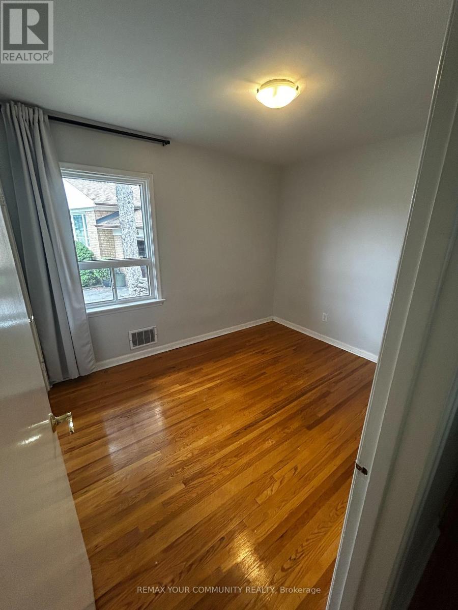 72 Lloyd Manor Road, Toronto, Ontario  M9B 5J3 - Photo 9 - W12870776