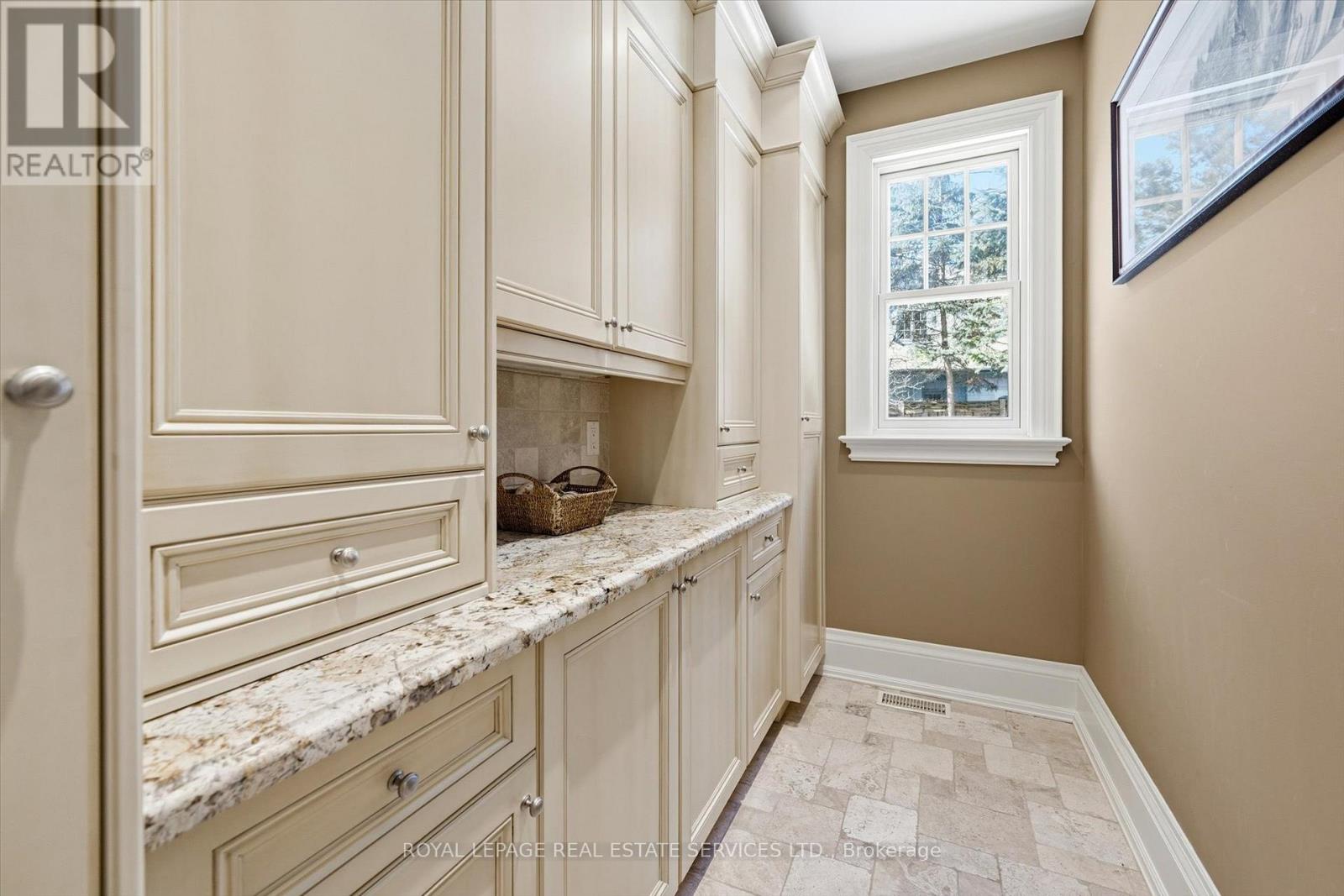 1049 Cedar Grove Boulevard, Oakville, Ontario  L6J 2C2 - Photo 18 - W12870810