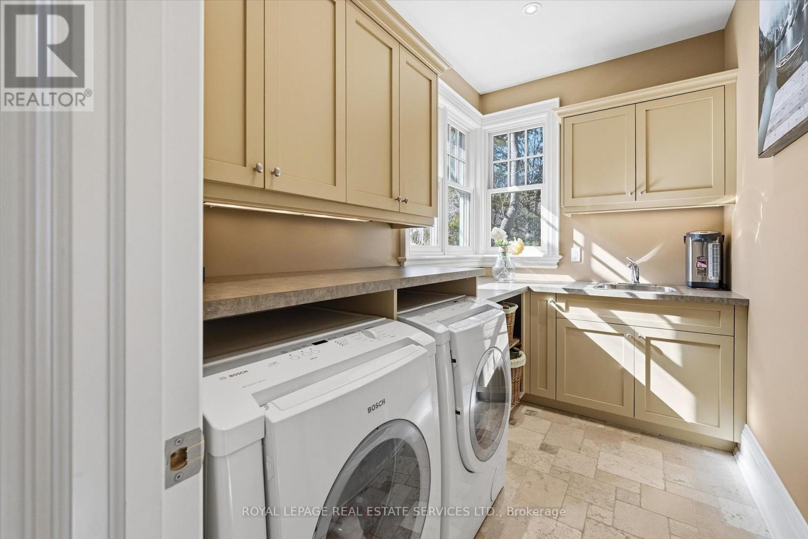 1049 Cedar Grove Boulevard, Oakville, Ontario  L6J 2C2 - Photo 19 - W12870810