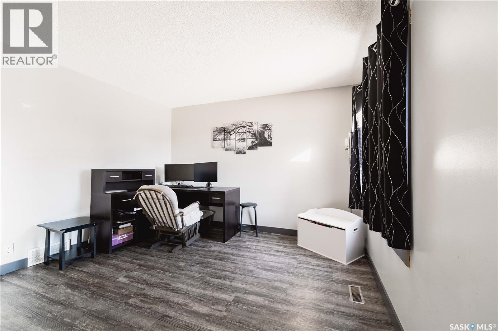 830 7th Avenue Nw, Moose Jaw, Saskatchewan  S6H 4C2 - Photo 15 - SK030172