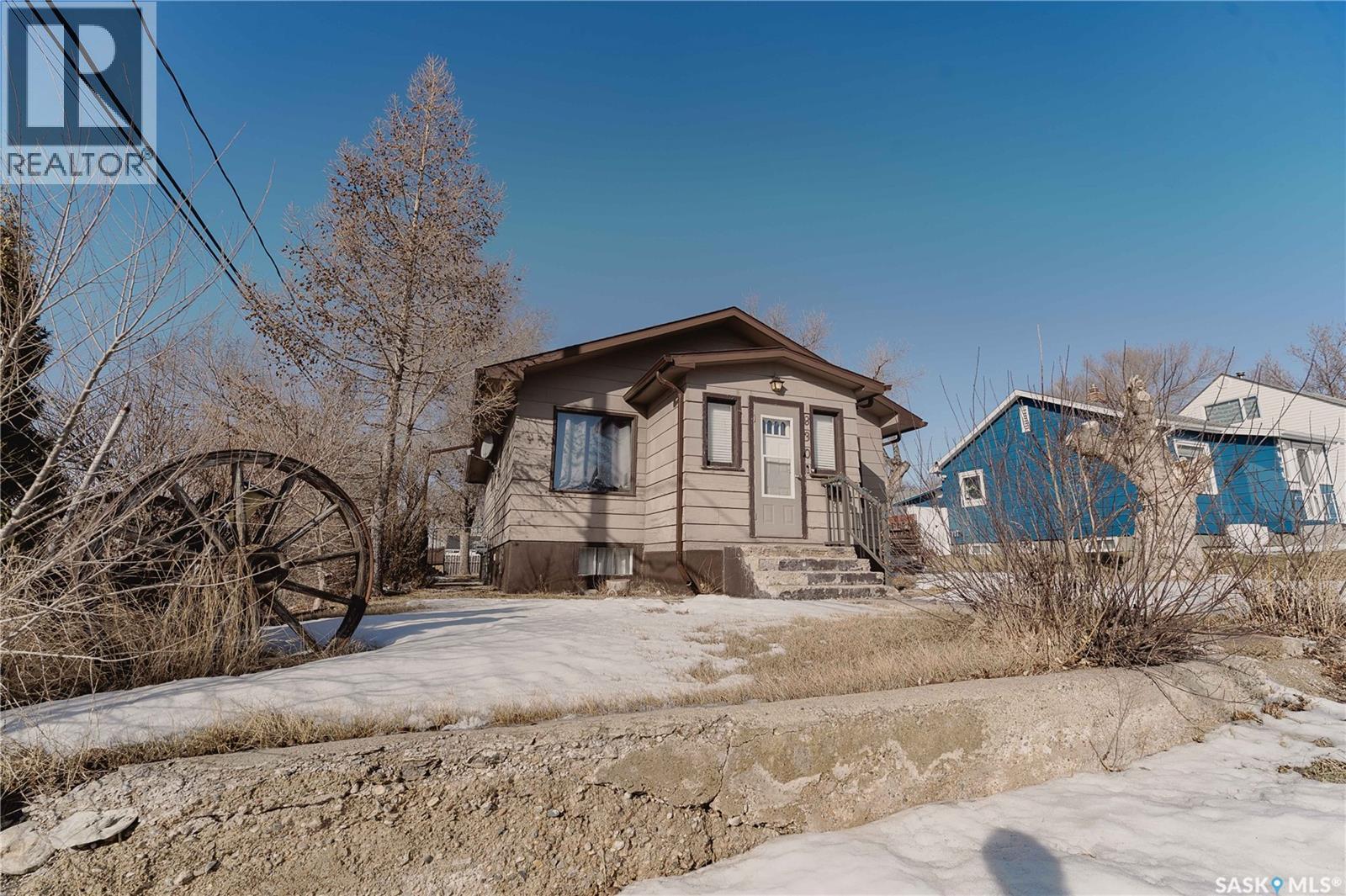 830 7th Avenue Nw, Moose Jaw, Saskatchewan  S6H 4C2 - Photo 2 - SK030172