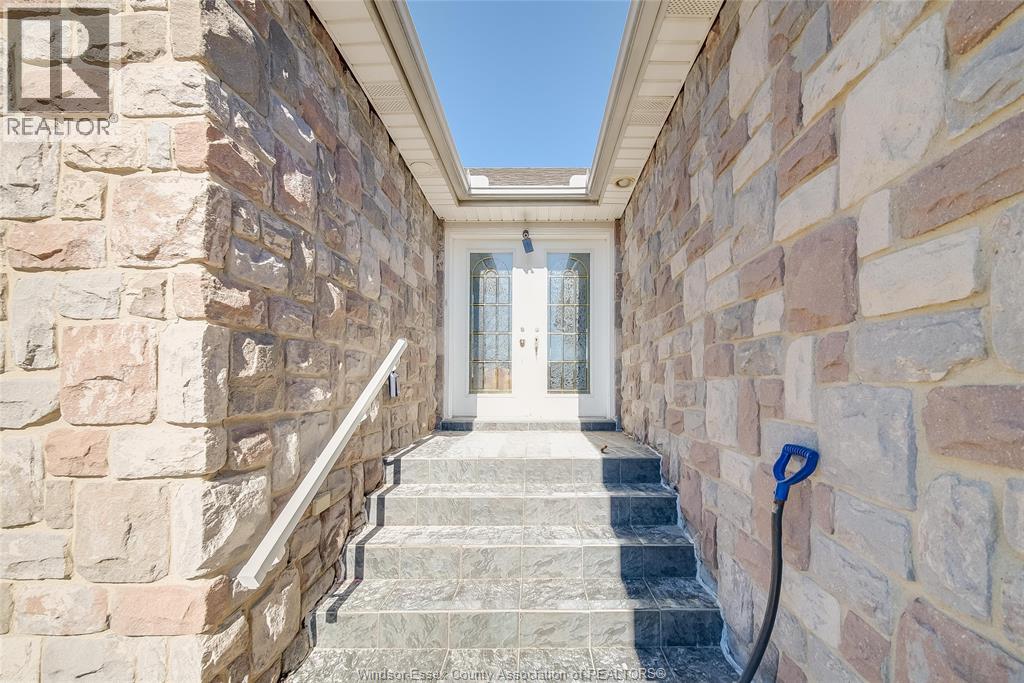 145 Ellison Street, Leamington, Ontario  N8H 5H9 - Photo 3 - 26005020