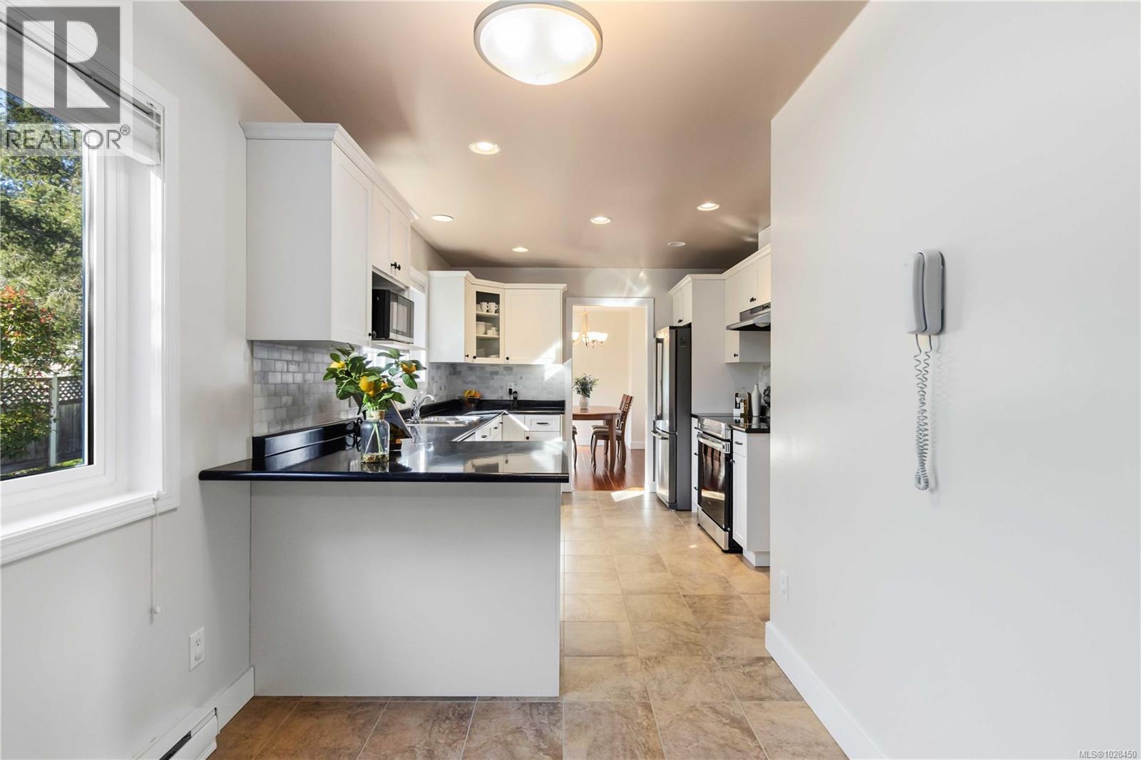 4120 Ambassy Pl, Saanich, British Columbia  V8X 2M4 - Photo 13 - 1028450