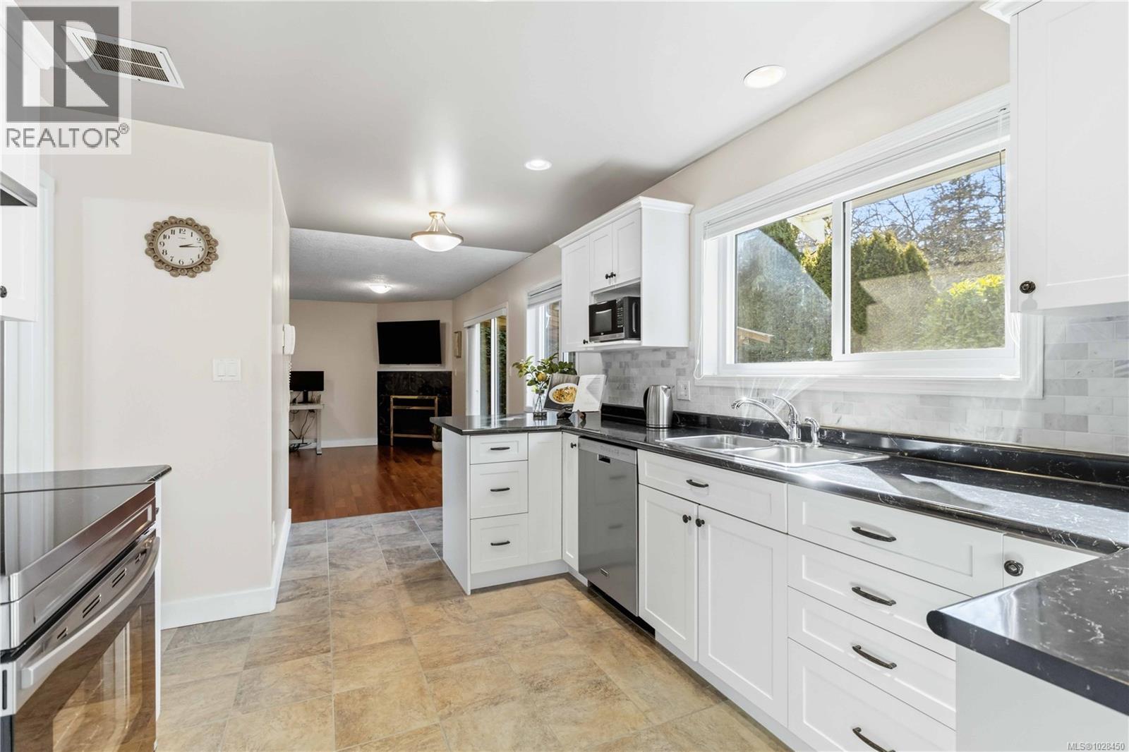 4120 Ambassy Pl, Saanich, British Columbia  V8X 2M4 - Photo 14 - 1028450