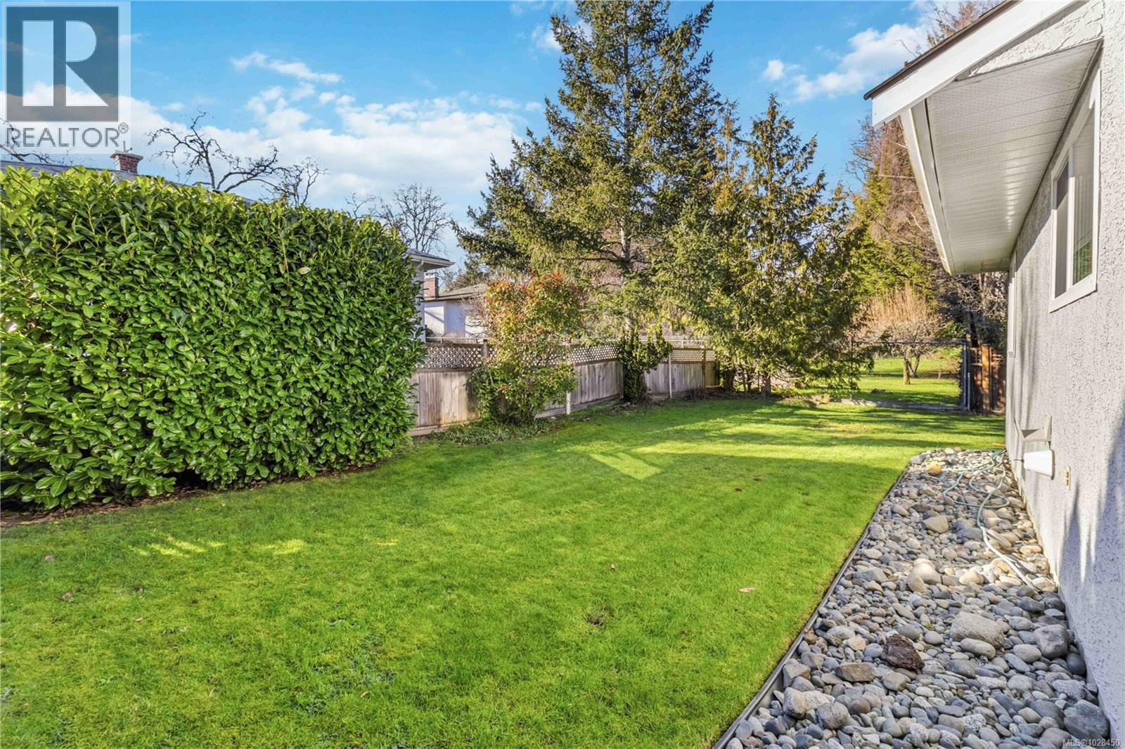 4120 Ambassy Pl, Saanich, British Columbia  V8X 2M4 - Photo 39 - 1028450