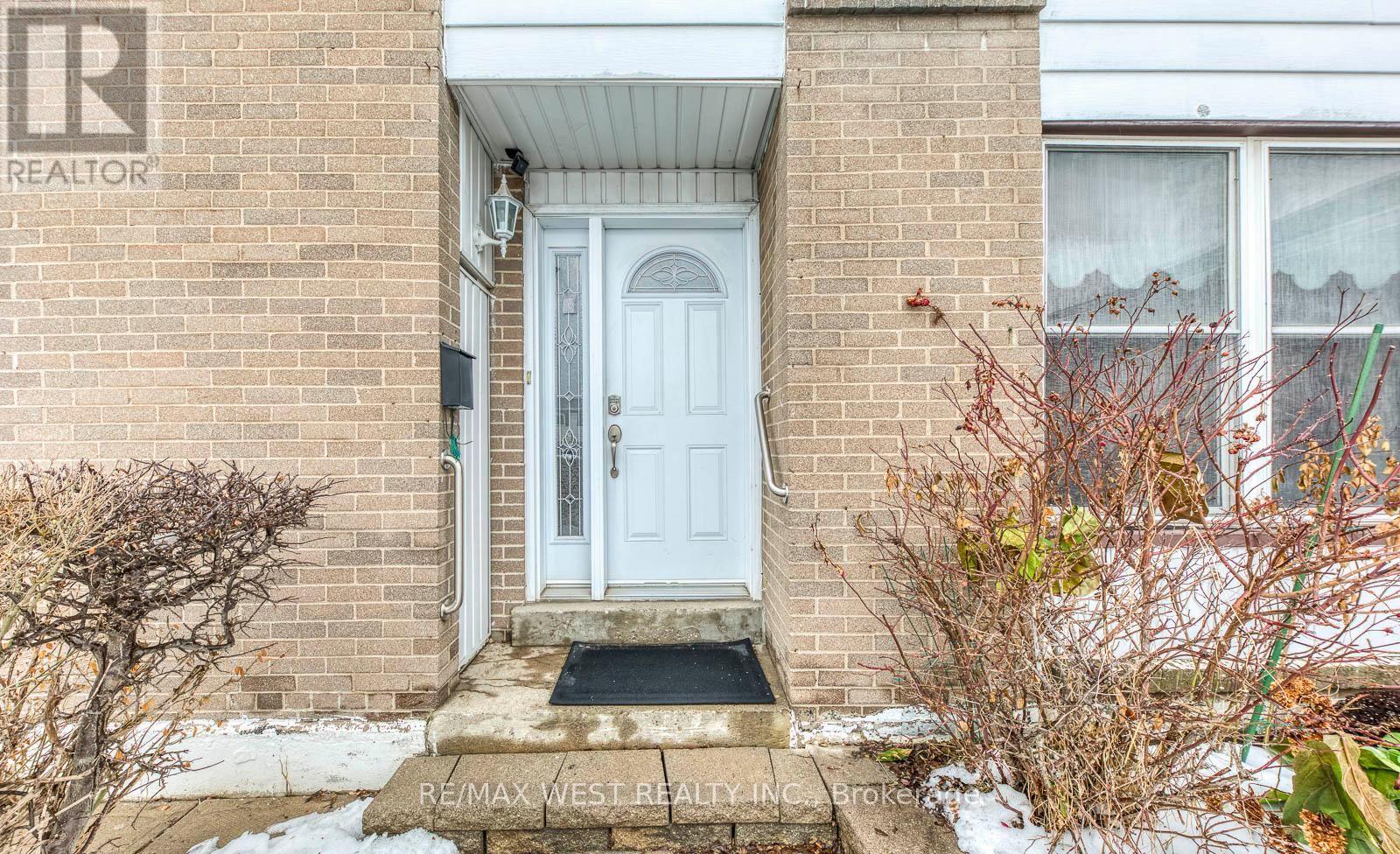 43 Flamingo Crescent, Brampton (Southgate), Ontario  L6T 2G6 - Photo 3 - W12862262