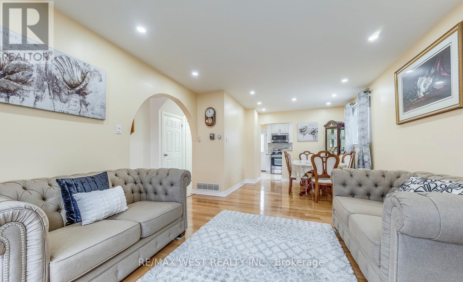 43 Flamingo Crescent, Brampton (Southgate), Ontario  L6T 2G6 - Photo 9 - W12862262