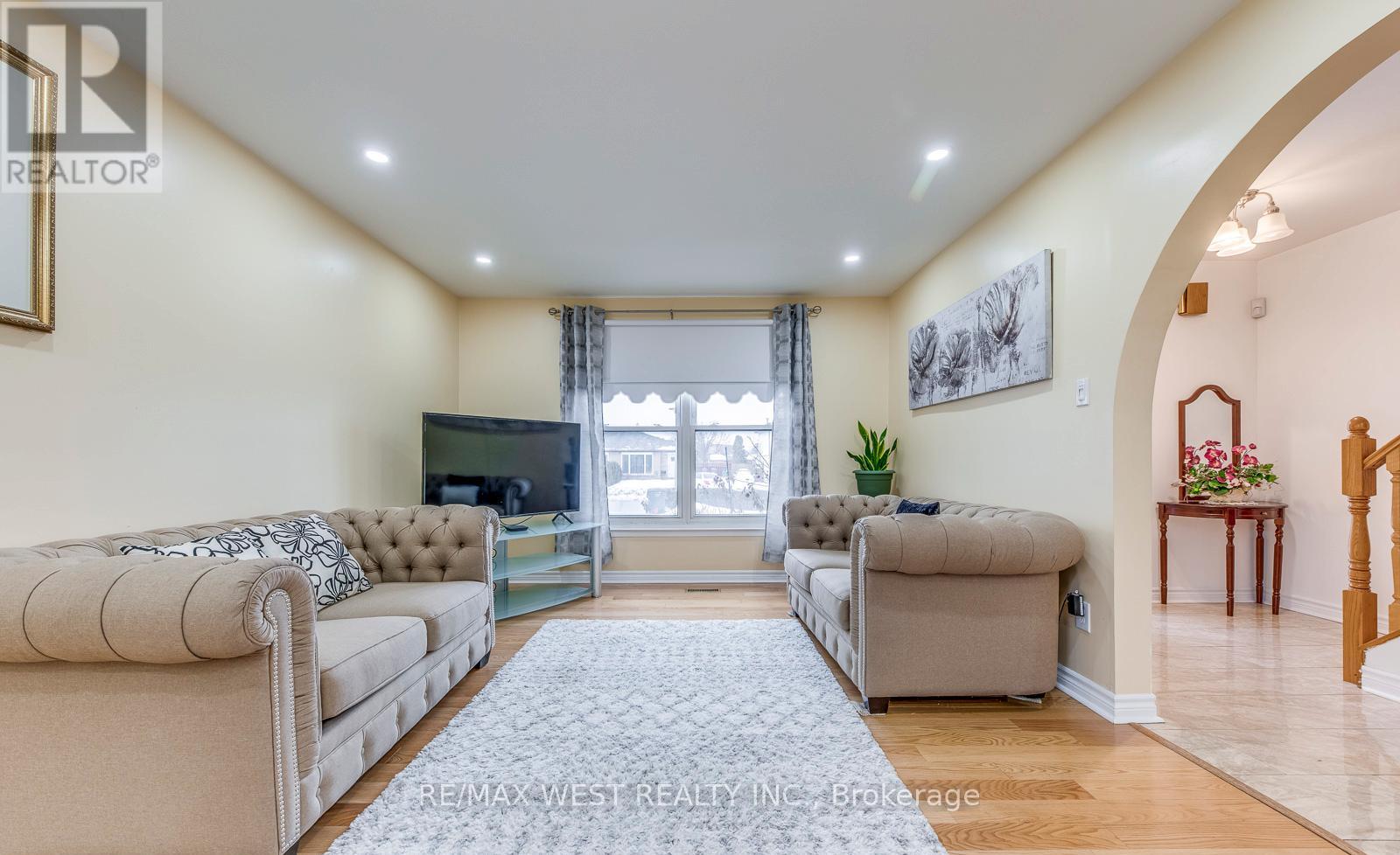 43 Flamingo Crescent, Brampton (Southgate), Ontario  L6T 2G6 - Photo 5 - W12862262