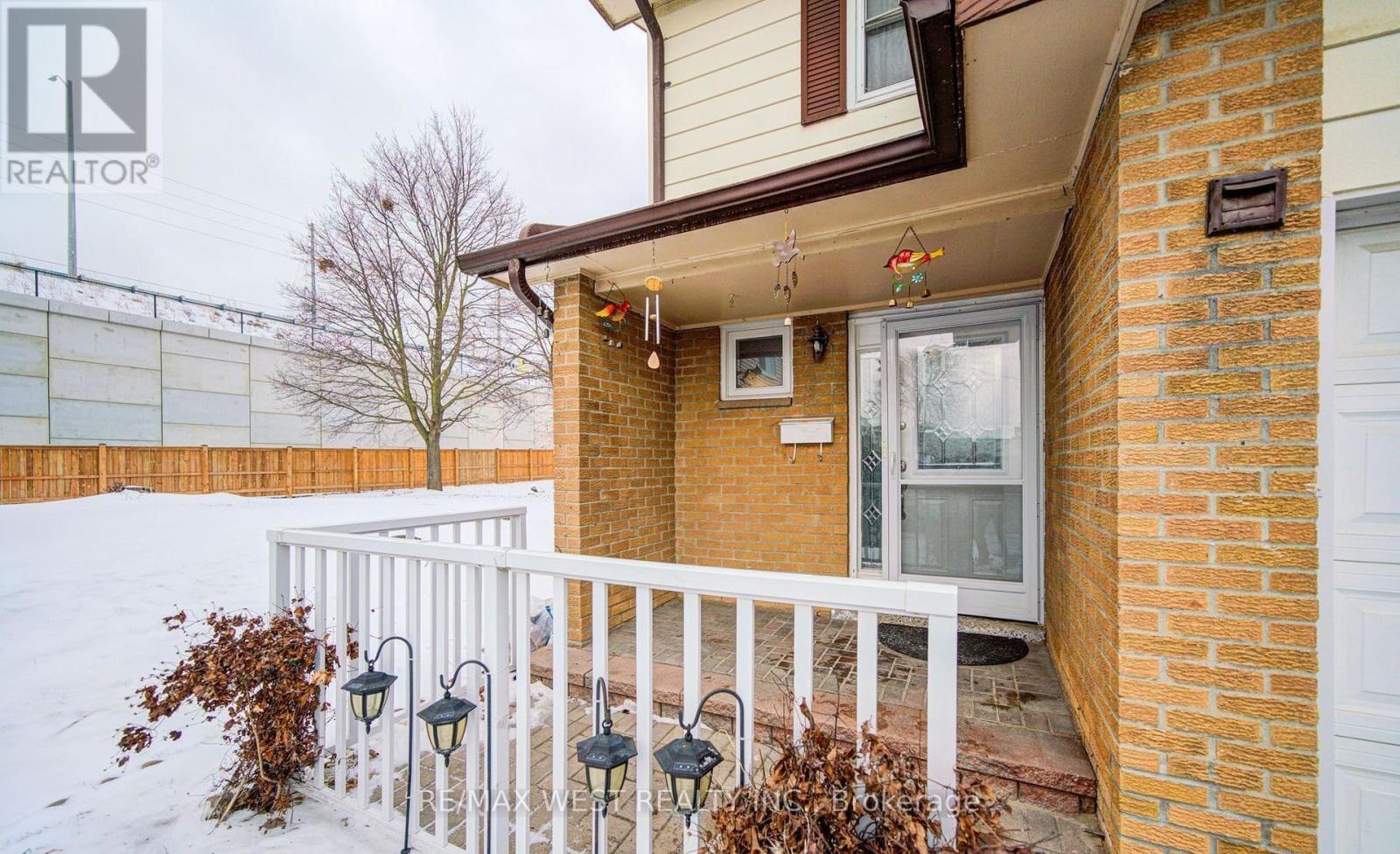 71 - 3525 Brandon Gate Drive, Mississauga (Malton), Ontario  L4T 3M3 - Photo 3 - W12865106