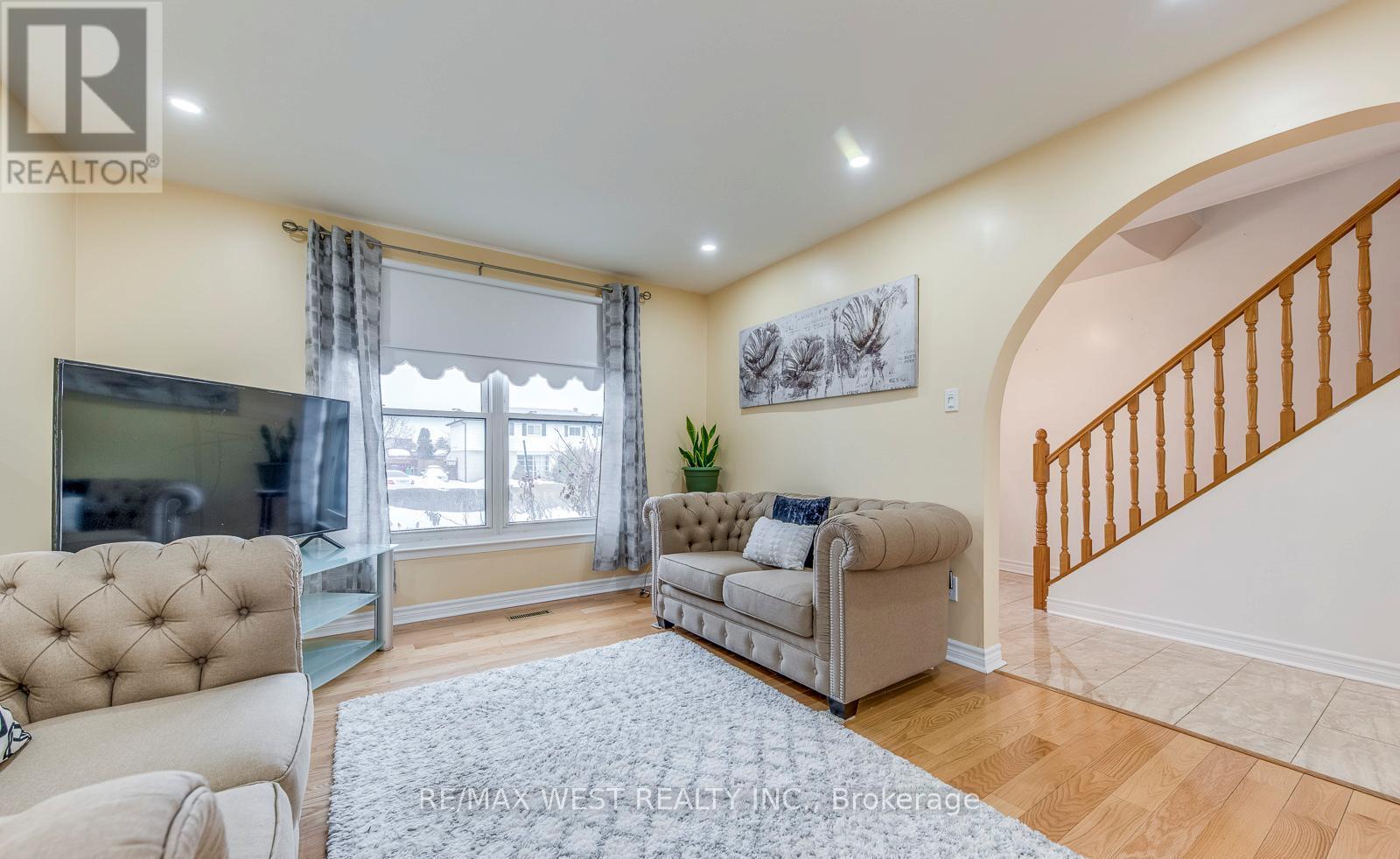 43 Flamingo Crescent, Brampton (Southgate), Ontario  L6T 2G6 - Photo 7 - W12862262