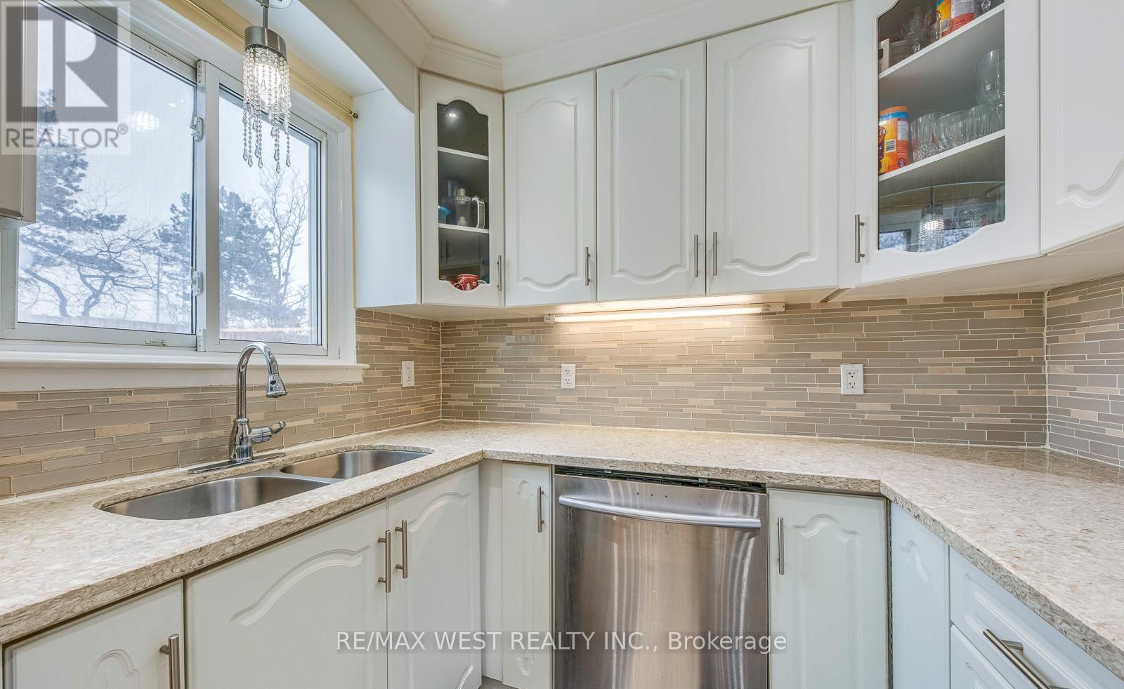 43 Flamingo Crescent, Brampton (Southgate), Ontario  L6T 2G6 - Photo 16 - W12862262