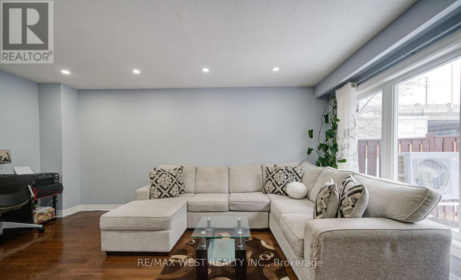 71 - 3525 Brandon Gate Drive, Mississauga (Malton), Ontario  L4T 3M3 - Photo 9 - W12865106