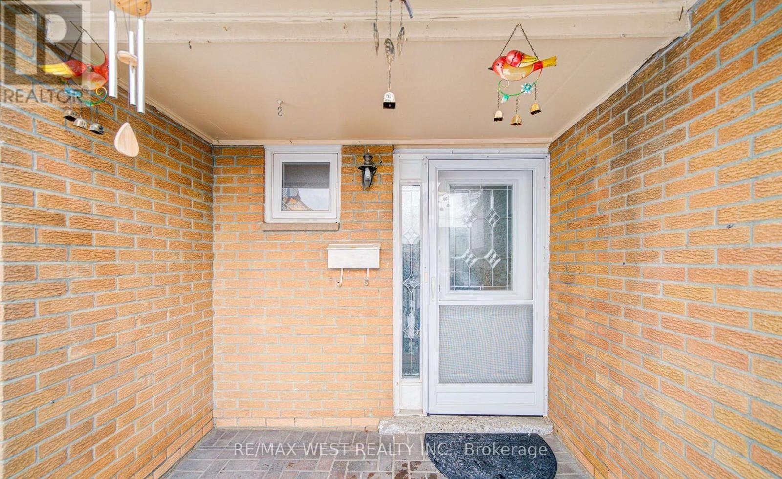 71 - 3525 Brandon Gate Drive, Mississauga (Malton), Ontario  L4T 3M3 - Photo 4 - W12865106