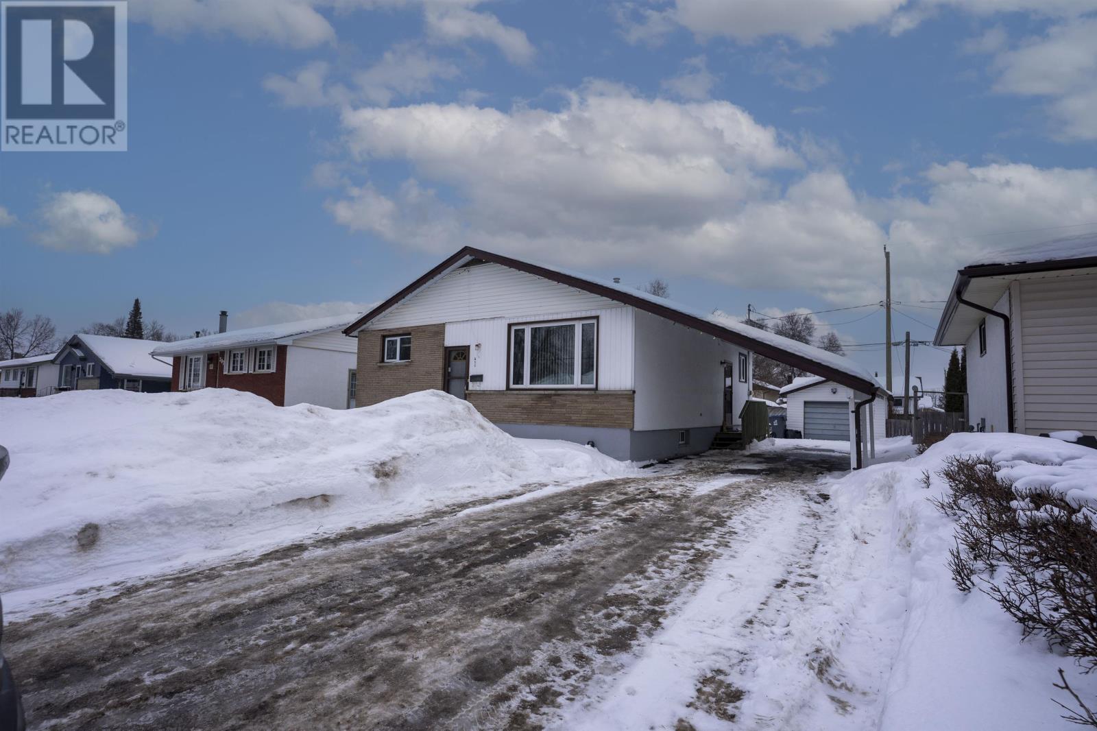 211 Clarkson St S, Thunder Bay, Ontario  P7B 4X1 - Photo 1 - TB2600371