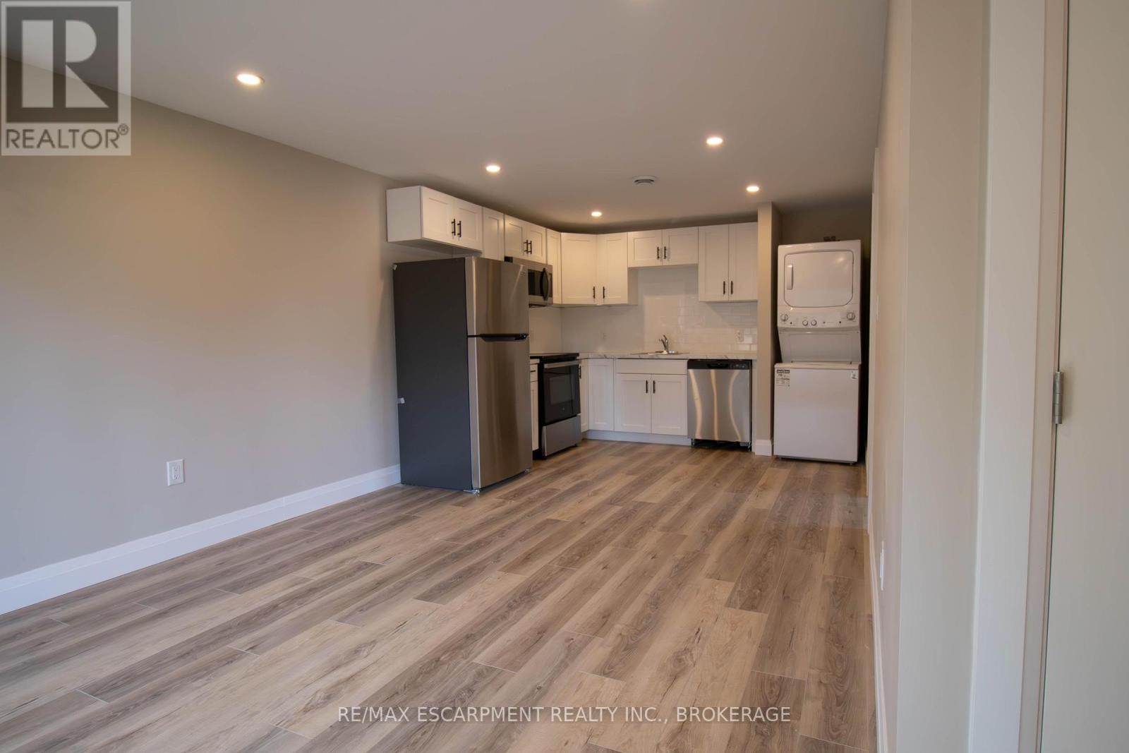 3 - 539 Woodlawn Road, Welland (N. Welland), Ontario  L3C 3K2 - Photo 2 - X12870882