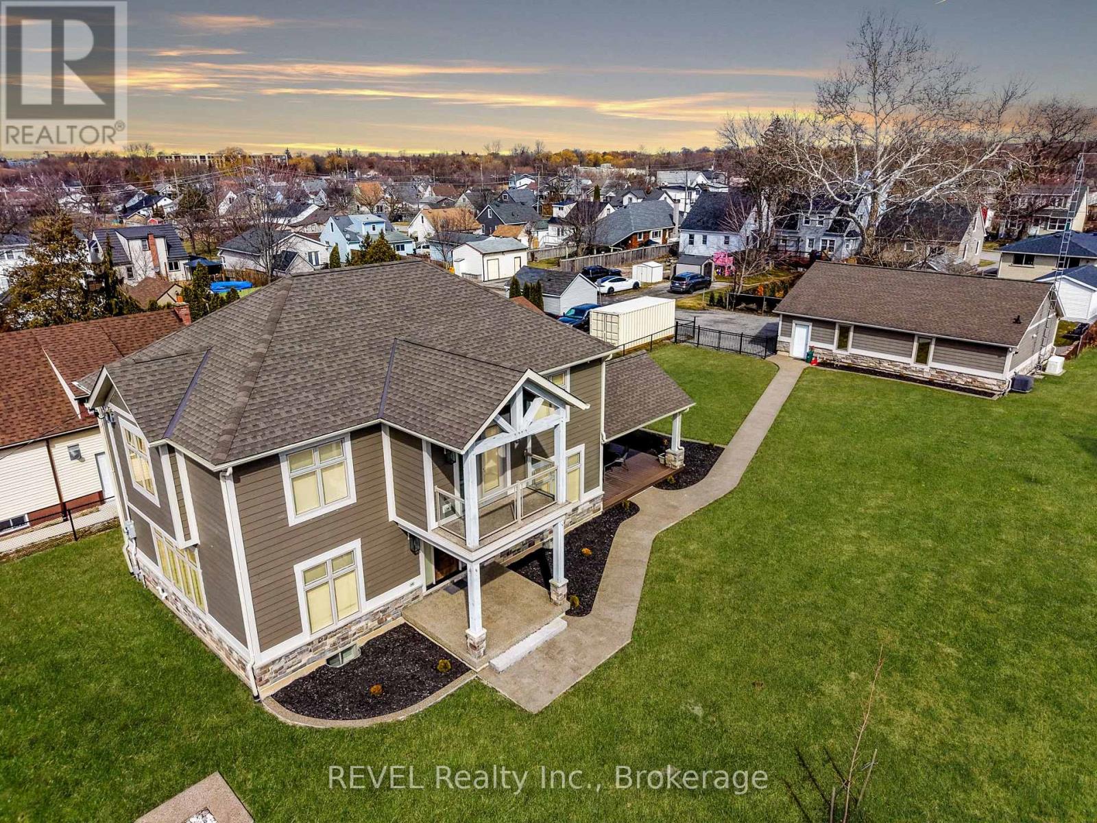 190 Oakdale Avenue, St. Catharines, Ontario  L2P 2K8 - Photo 1 - X12870928